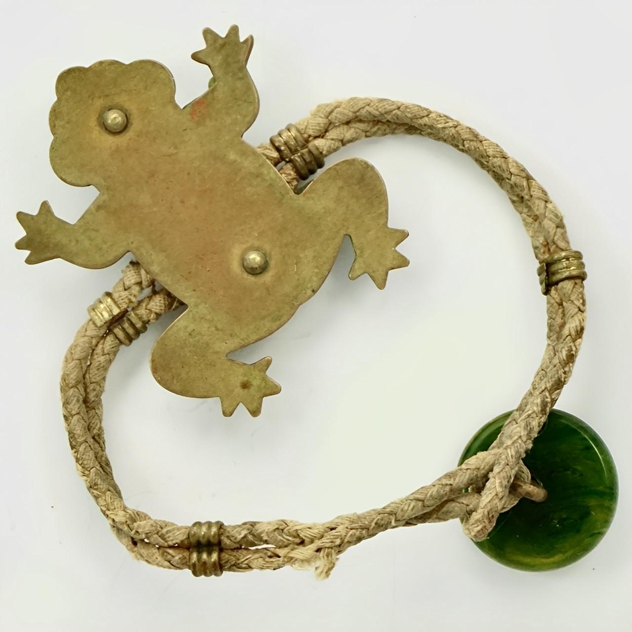 Art Deco Brass and Carved Bakelite Marbled Green Frog Bracelet with Plaited Cord In Good Condition In London, GB