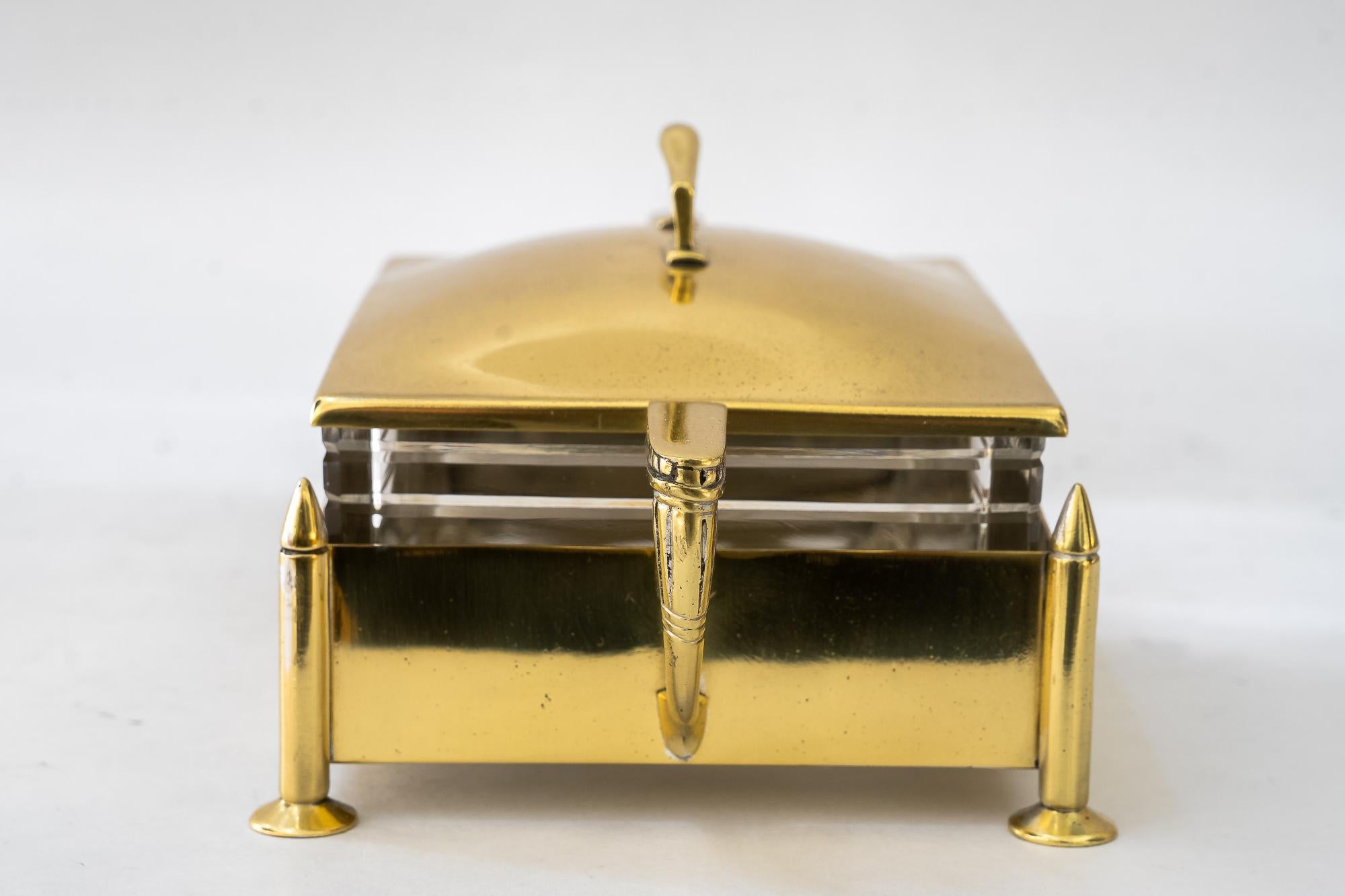 Latón Art Decó y cristal tallado Recipiente para servir mantequilla hacia 1920 Austríaco en venta
