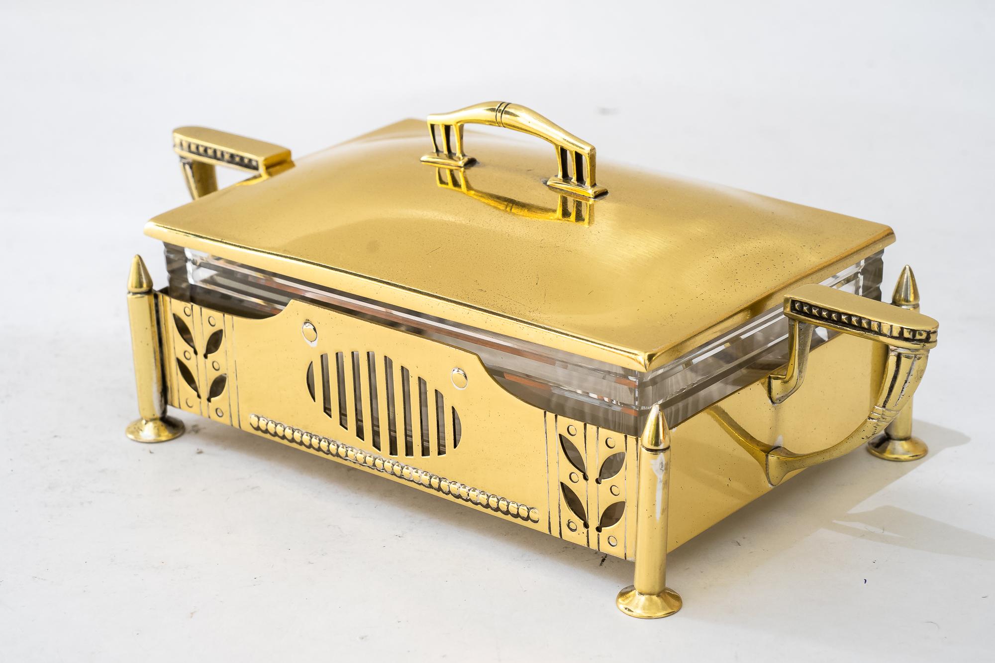 Latón Art Decó y cristal tallado Recipiente para servir mantequilla hacia 1920 en Bueno estado para la venta en Wien, AT