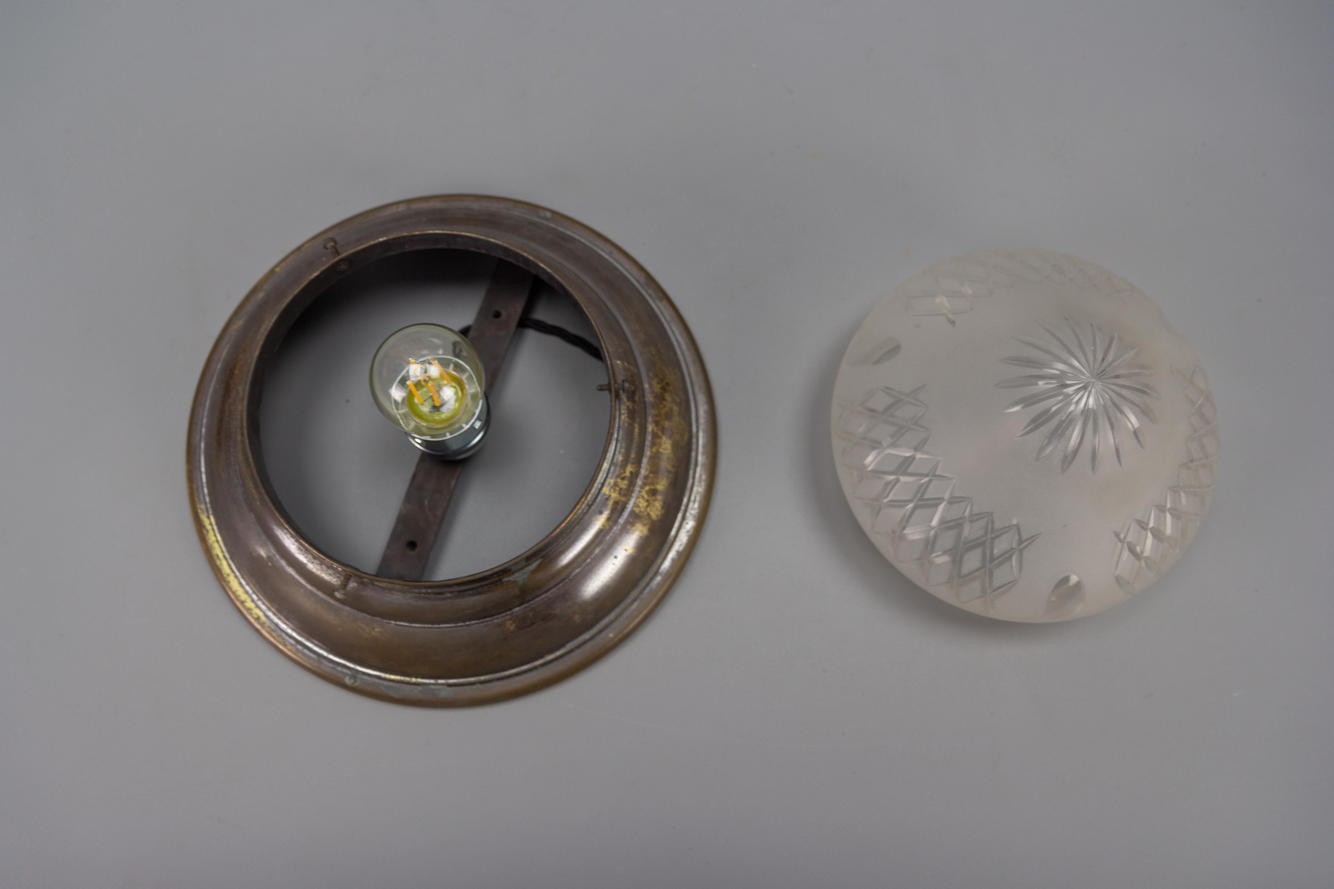 Art Deco in ottone e vetro smerigliato bianco tagliato, circa 1930 in vendita 6