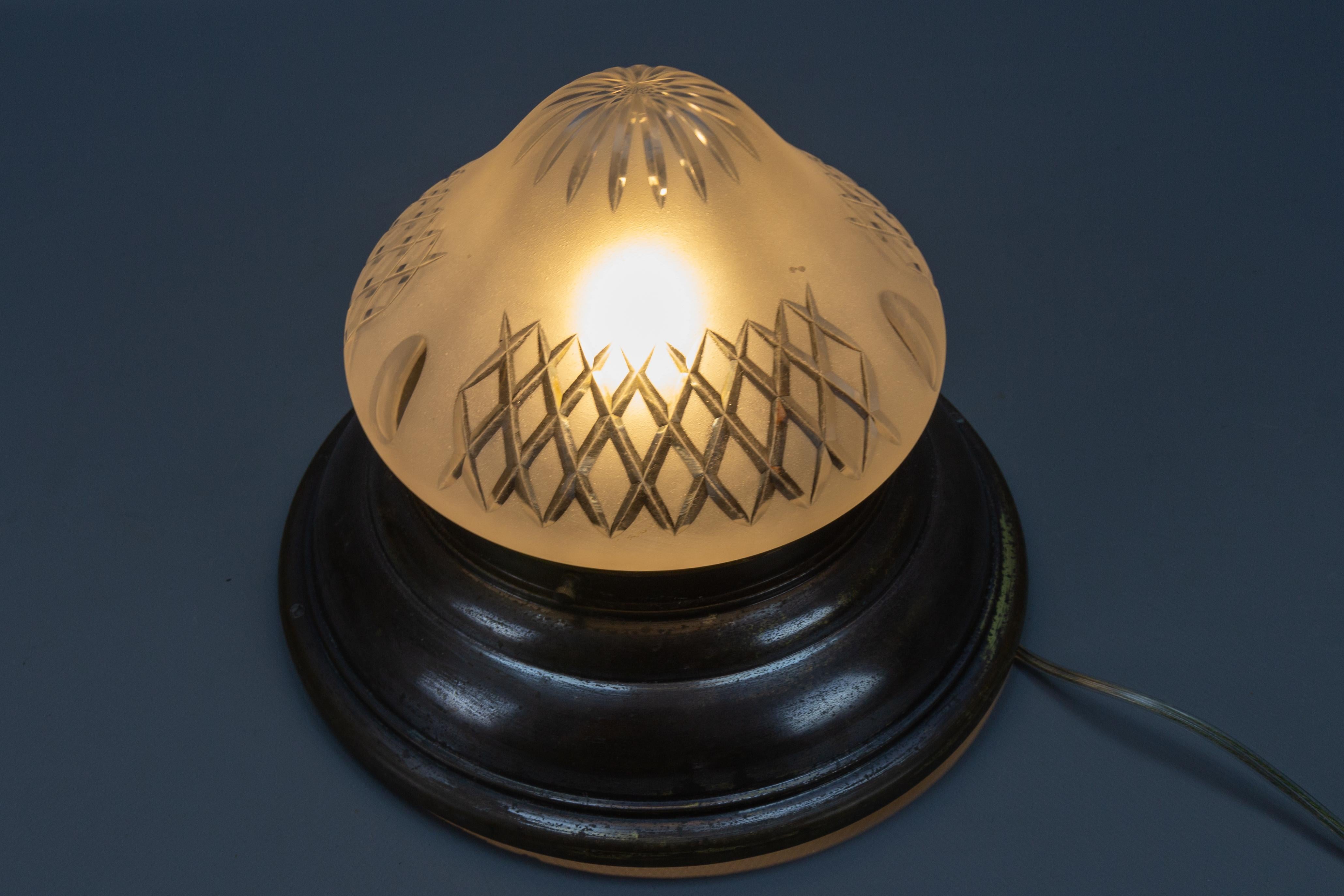 Metà XX secolo Art Deco in ottone e vetro smerigliato bianco tagliato, circa 1930 in vendita