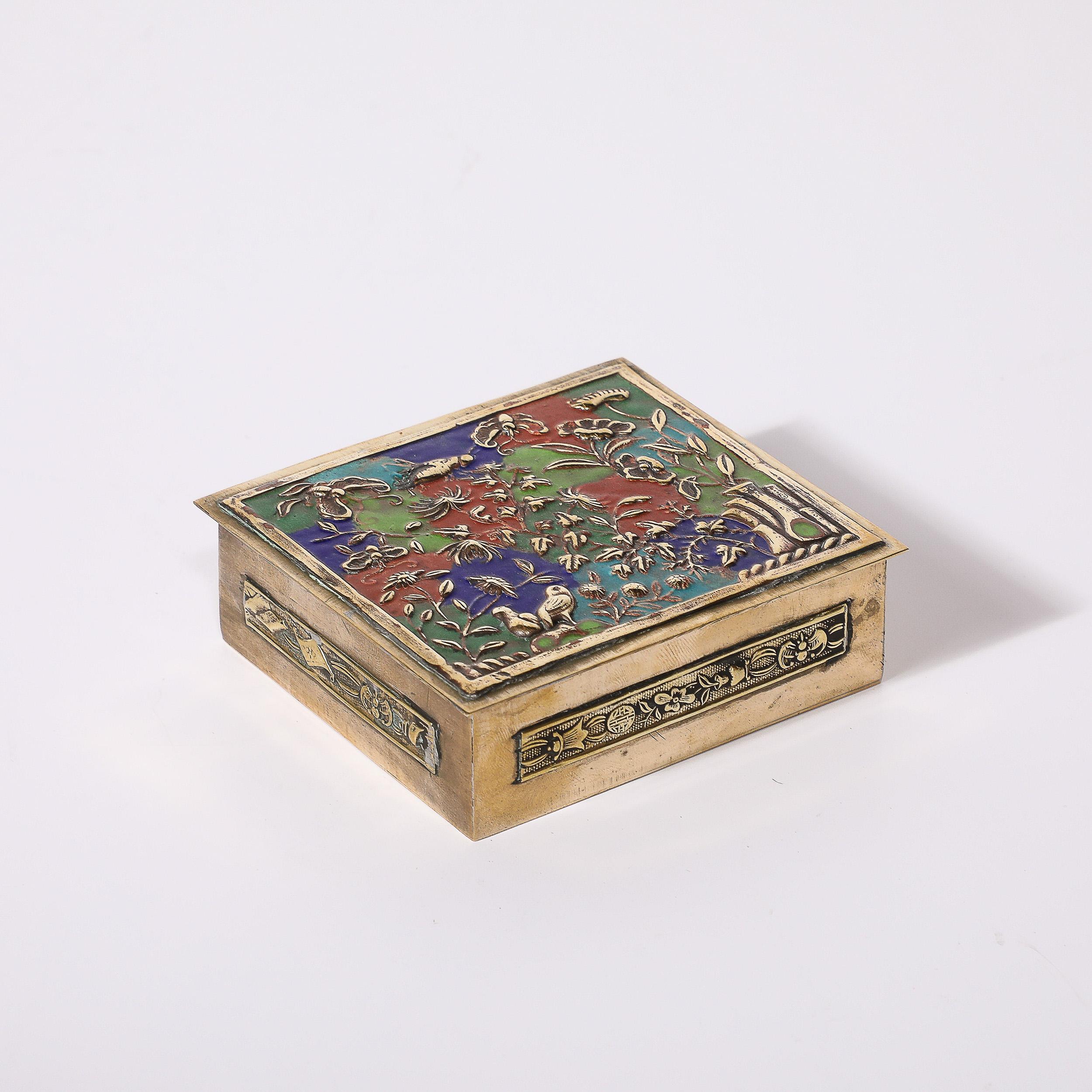 Caja Art Decó de latón y esmalte con imágenes naturalistas en cloisonné en relieve mediados del siglo XX en venta
