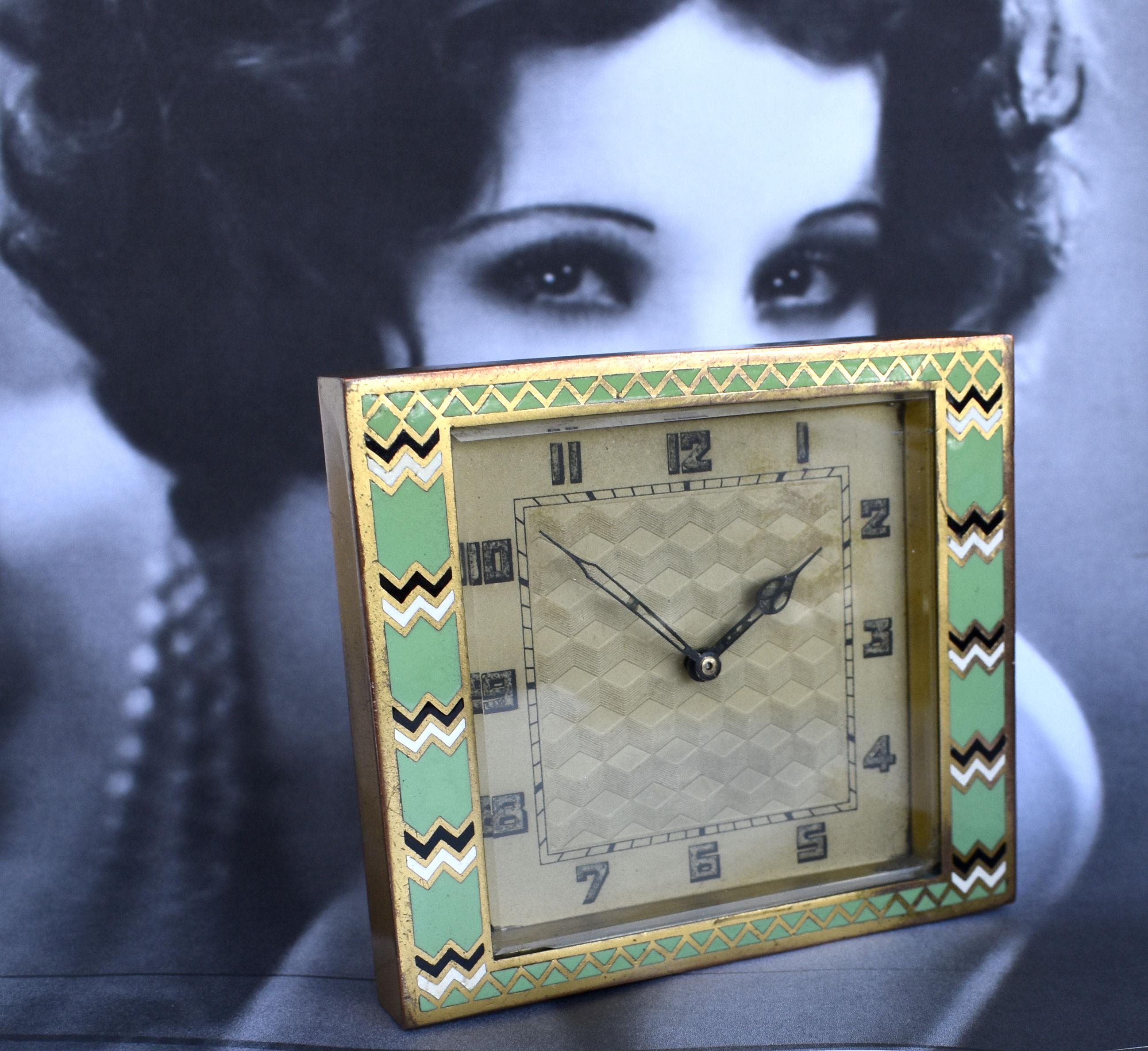Für Ihre Betrachtung ist diese hervorragende Art Deco Kupfer und Emaille Uhr, c1930. Aus massivem Messing mit einem gemusterten Rand, der mit grüner, schwarzer und weißer Emaille gefüllt ist. Voll funktionsfähig.