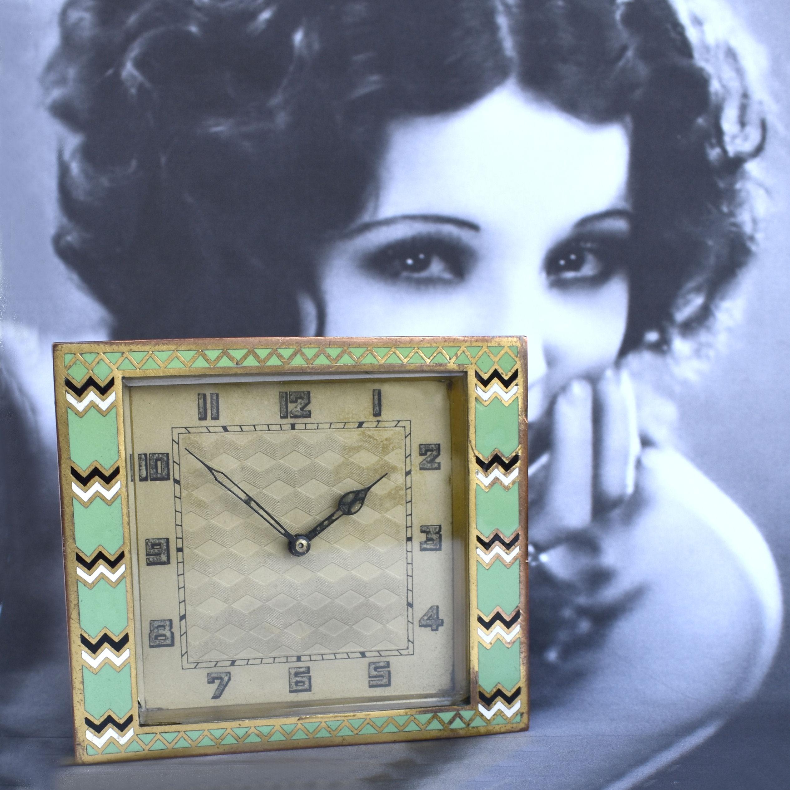 Uhr aus Messing und Emaille im Art déco-Stil, englisch, um 1930 im Angebot 3