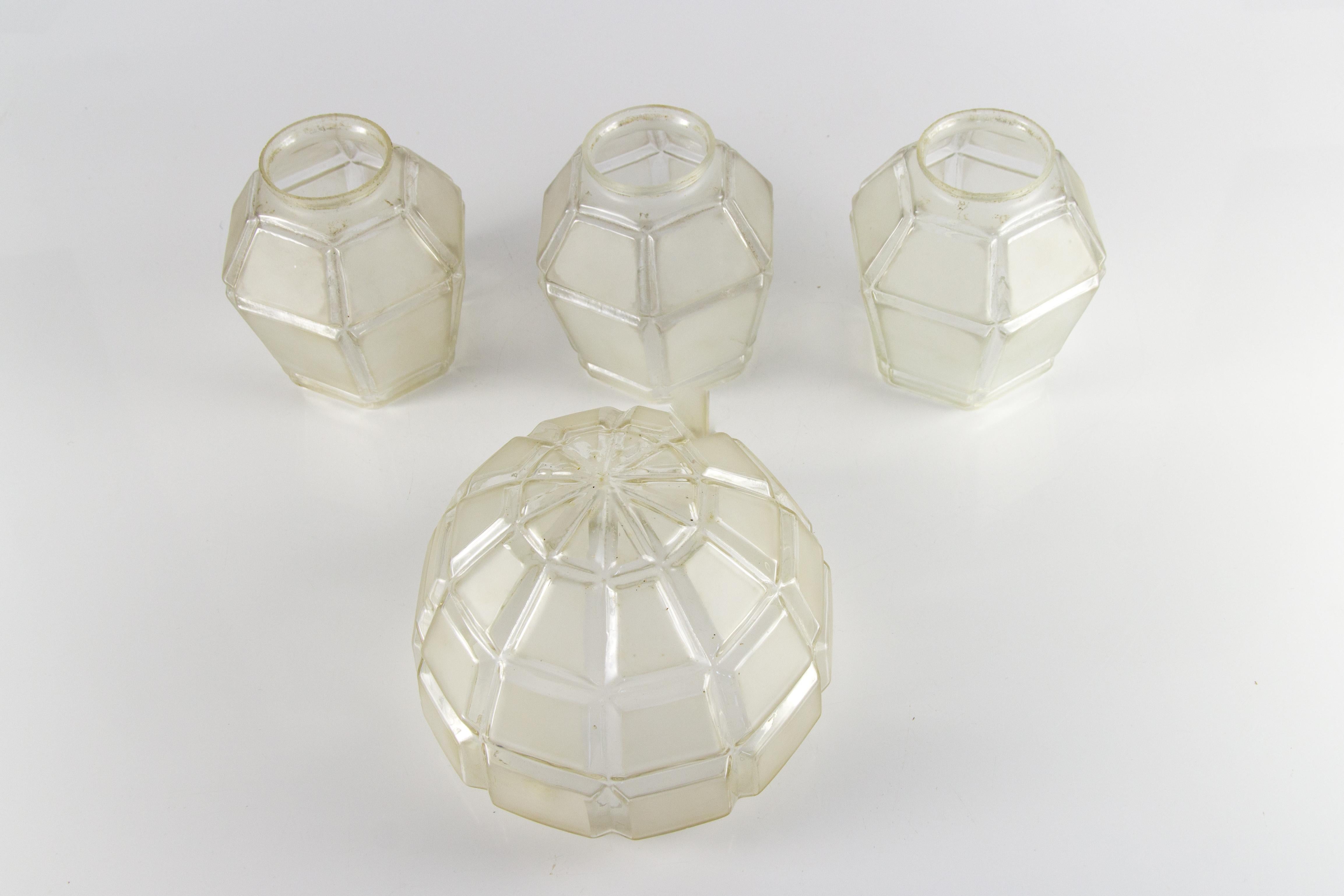 Lustre Art déco à quatre lumières en laiton et verre dépoli blanc, années 1930 en vente 10