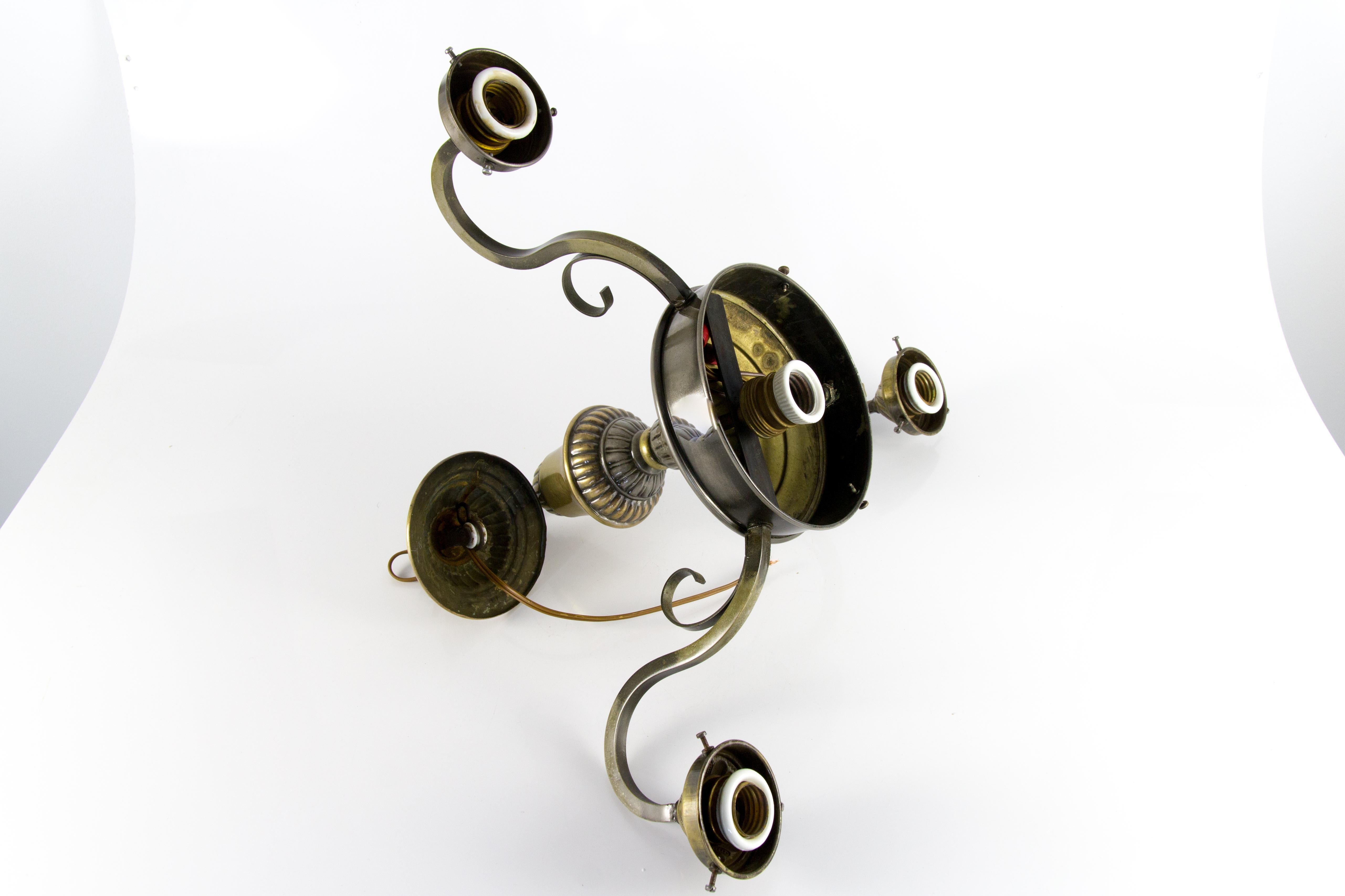 Lustre Art déco à quatre lumières en laiton et verre dépoli blanc, années 1930 en vente 12