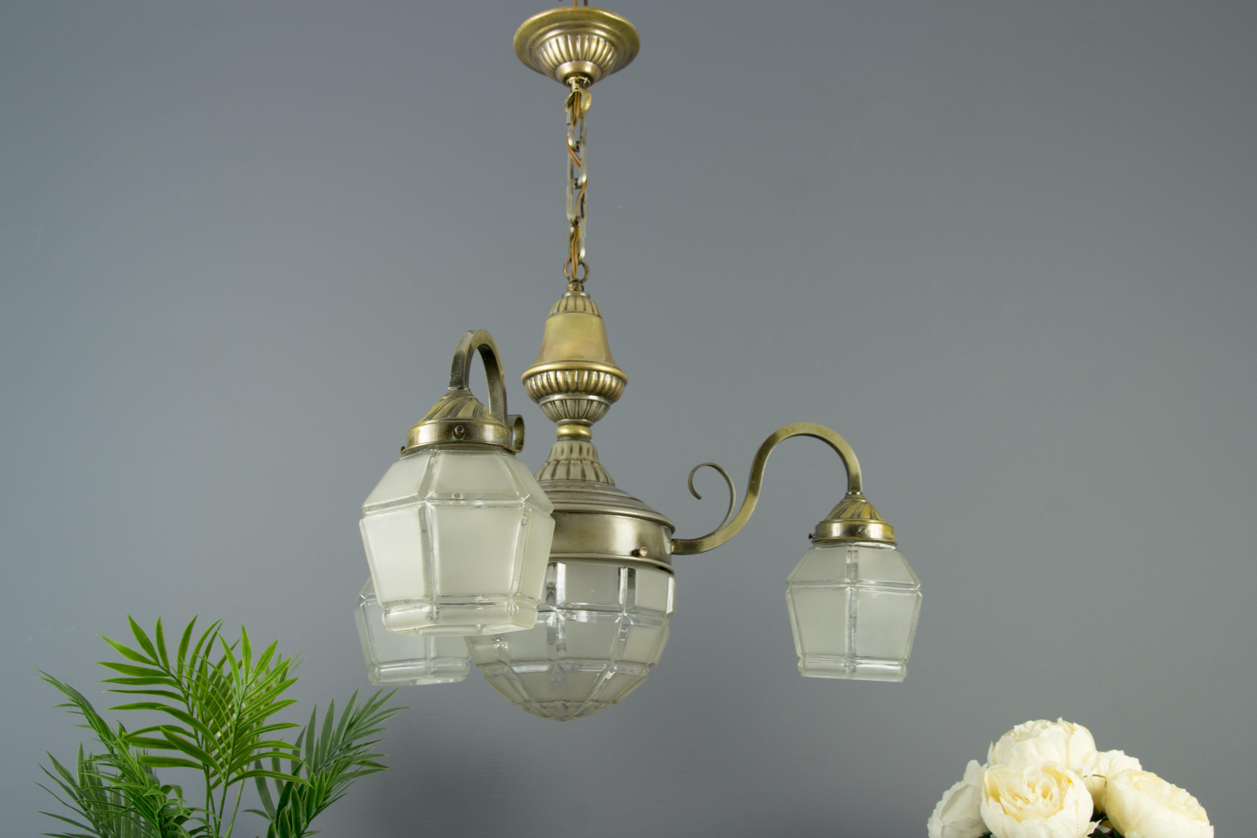 Art-Déco-Kronleuchter aus Messing und weißem Milchglas mit vier Lichtern, 1930er Jahre (Art déco) im Angebot