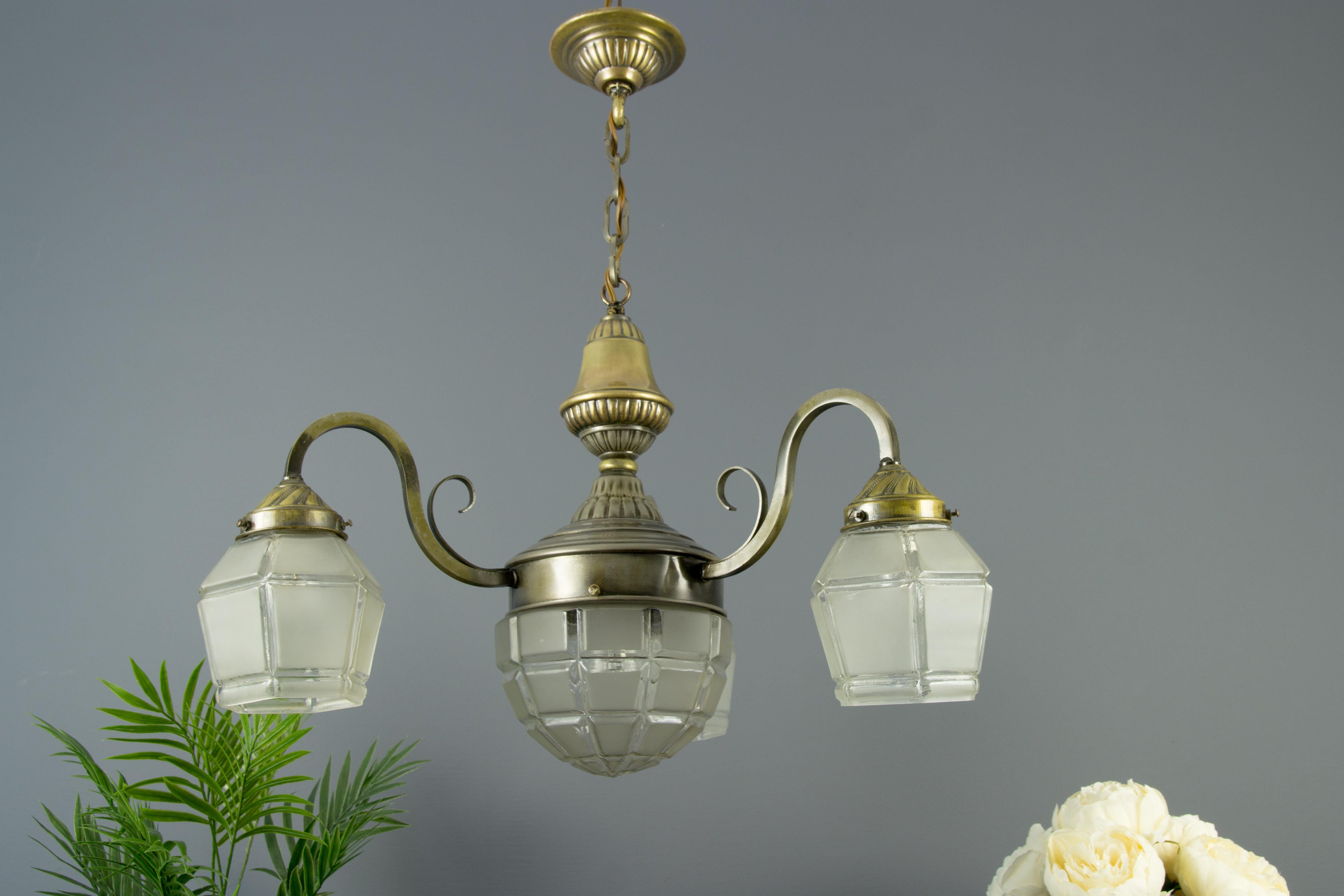Dépoli Lustre Art déco à quatre lumières en laiton et verre dépoli blanc, années 1930 en vente