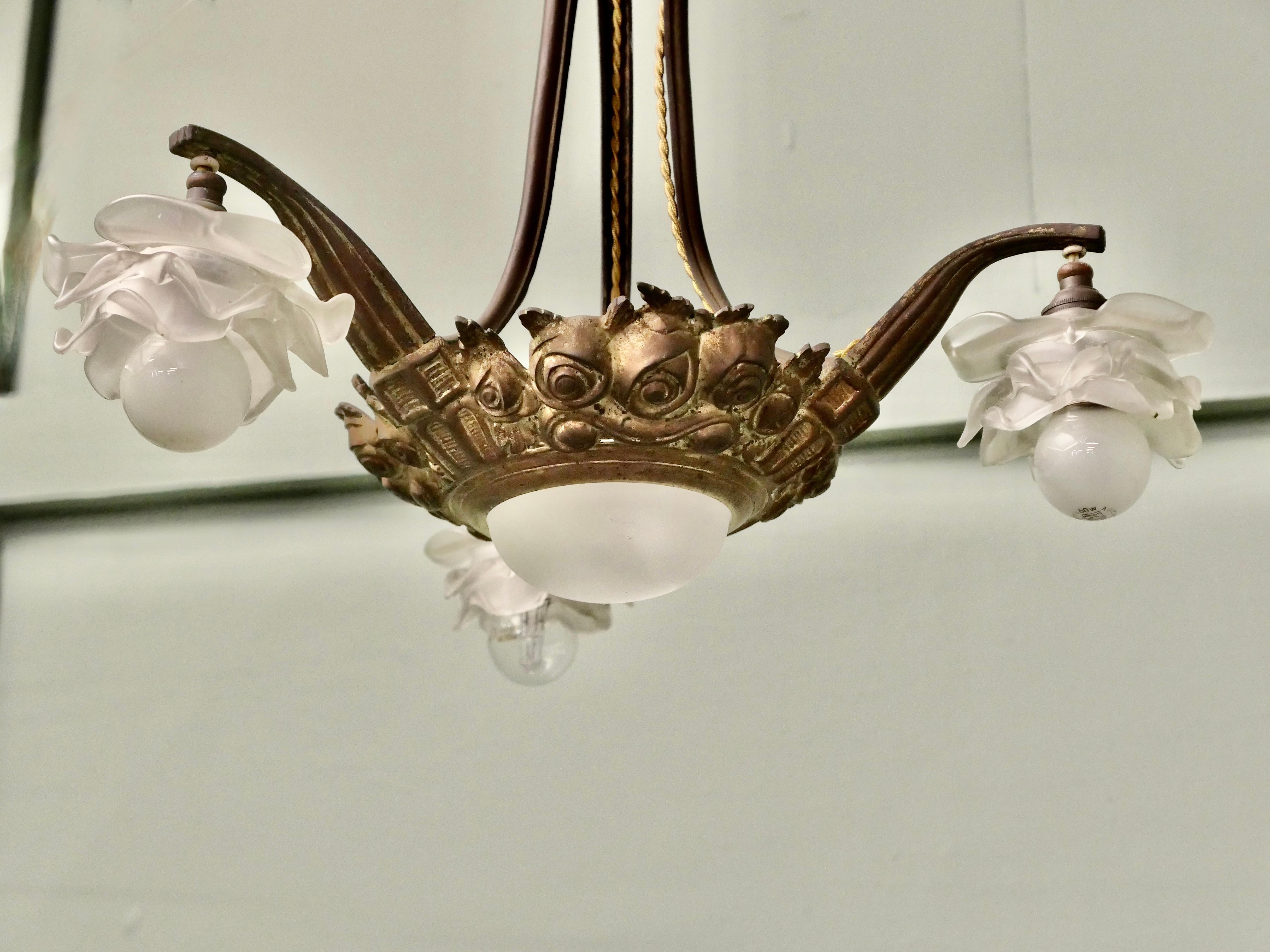 Art déco Centre de lumière Art Déco en laiton et verre à 3 branches Une très jolie pièce en vente