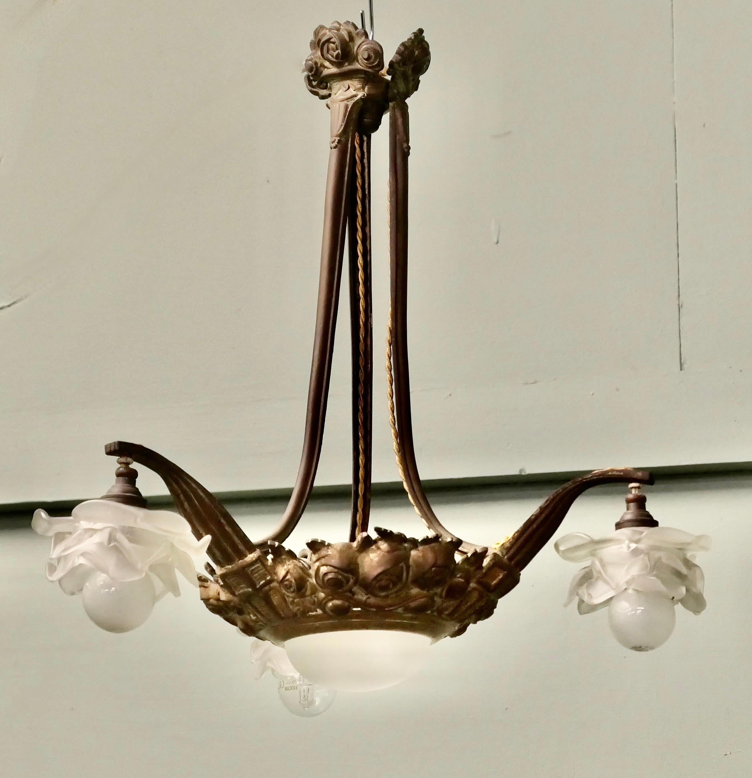 Centre de lumière Art Déco en laiton et verre à 3 branches Une très jolie pièce Bon état - En vente à Godshill, Isle of Wight