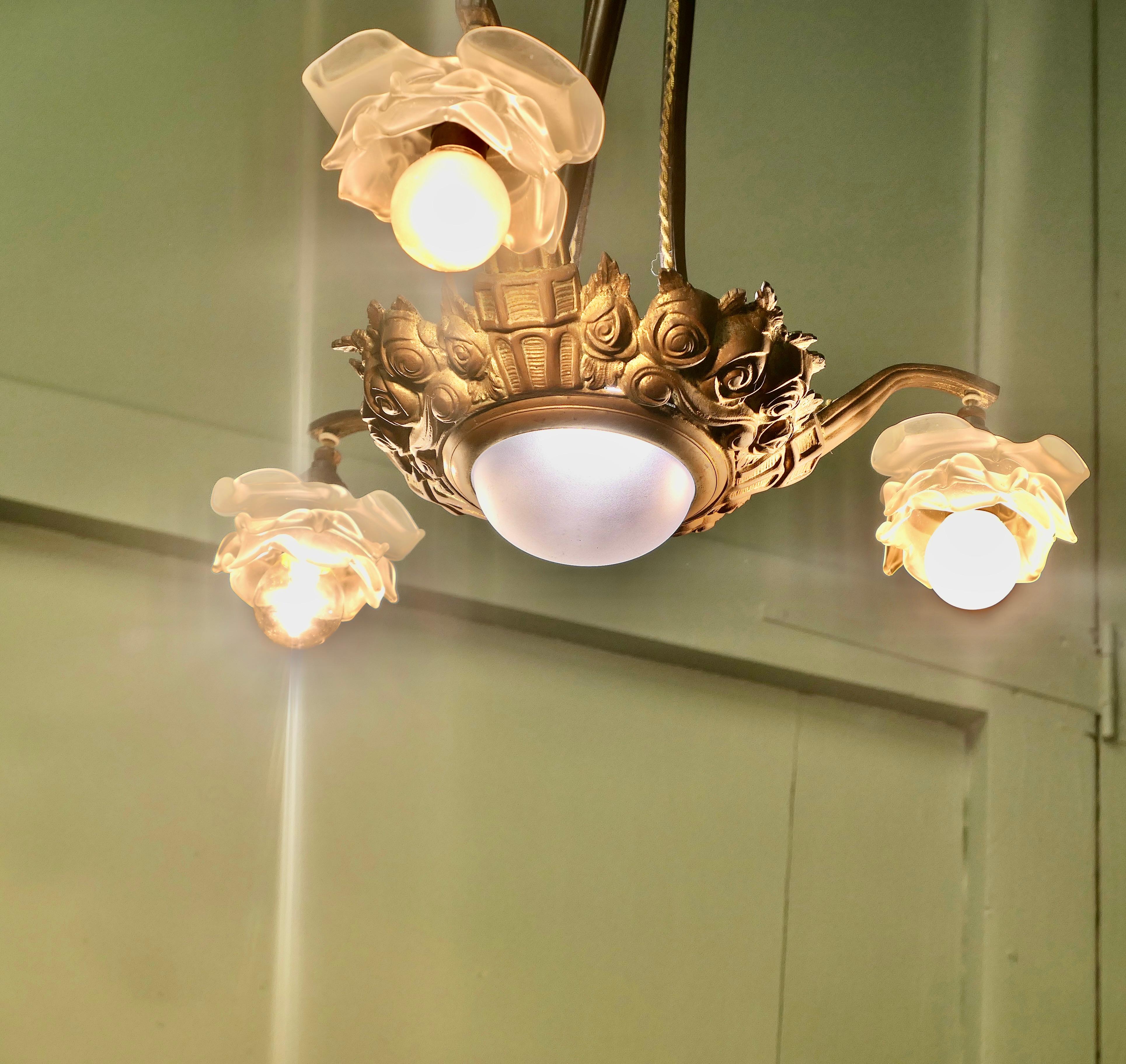 Milieu du XXe siècle Centre de lumière Art Déco en laiton et verre à 3 branches Une très jolie pièce en vente