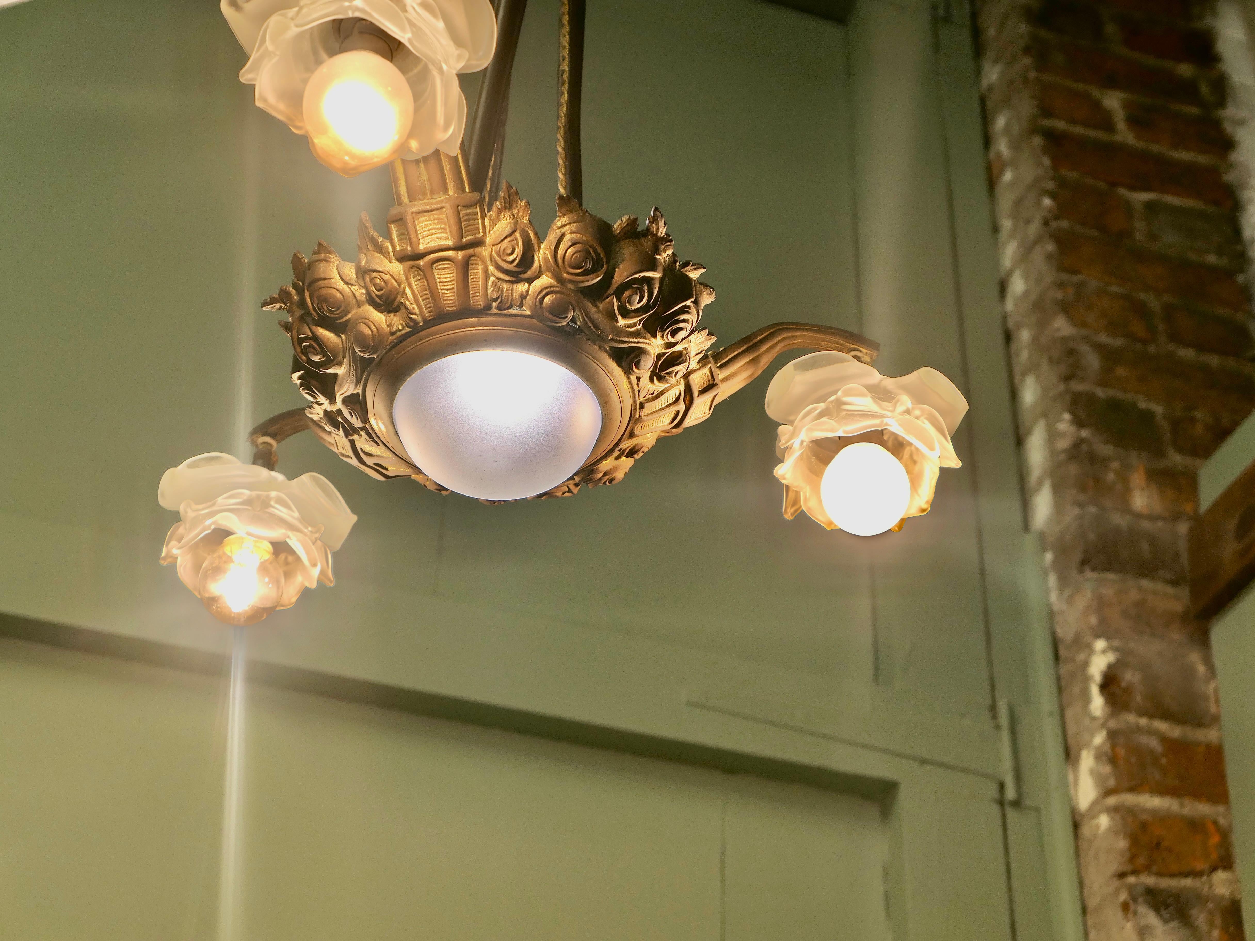 Laiton Centre de lumière Art Déco en laiton et verre à 3 branches Une très jolie pièce en vente