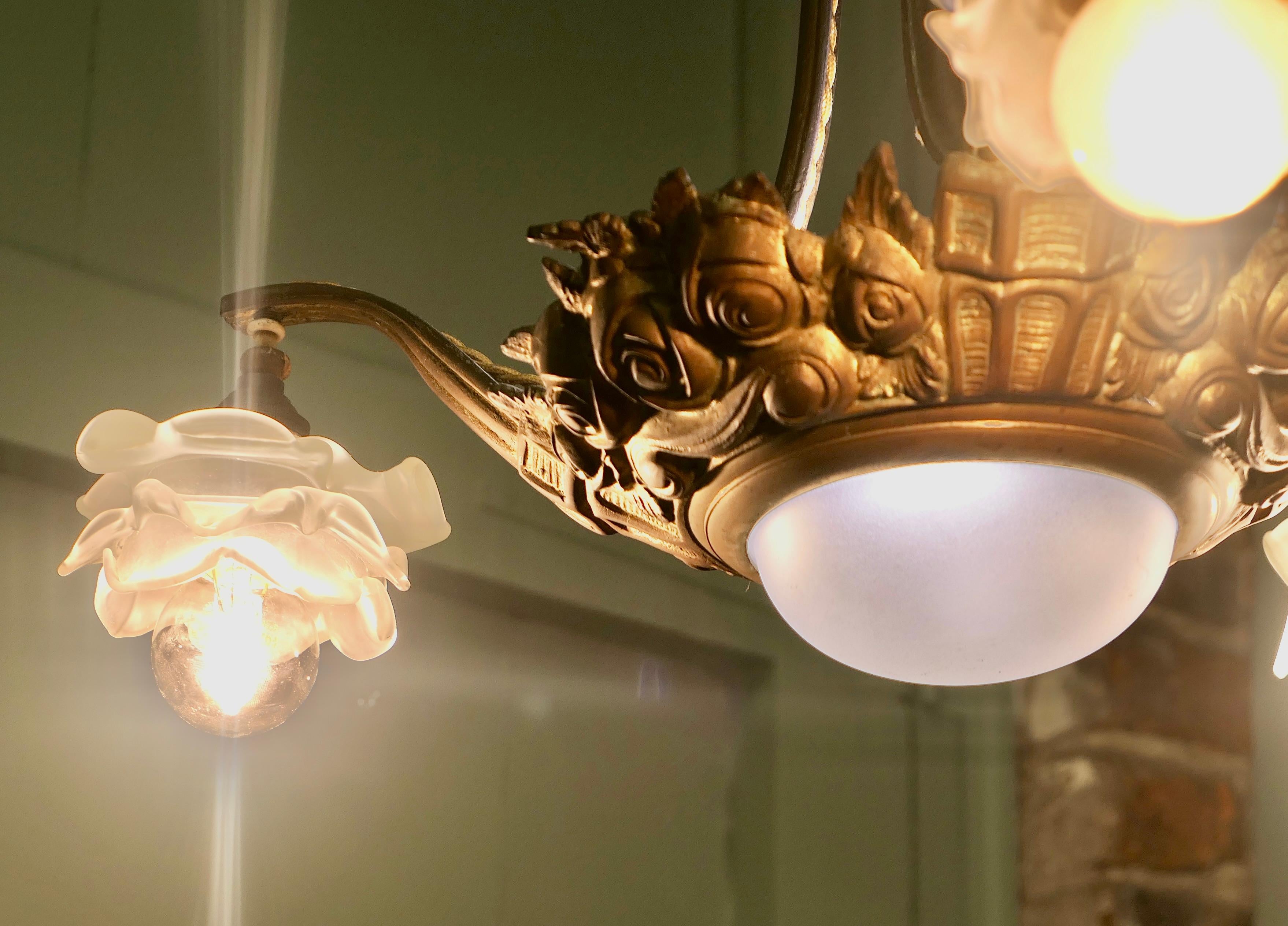 Centre de lumière Art Déco en laiton et verre à 3 branches Une très jolie pièce en vente 1