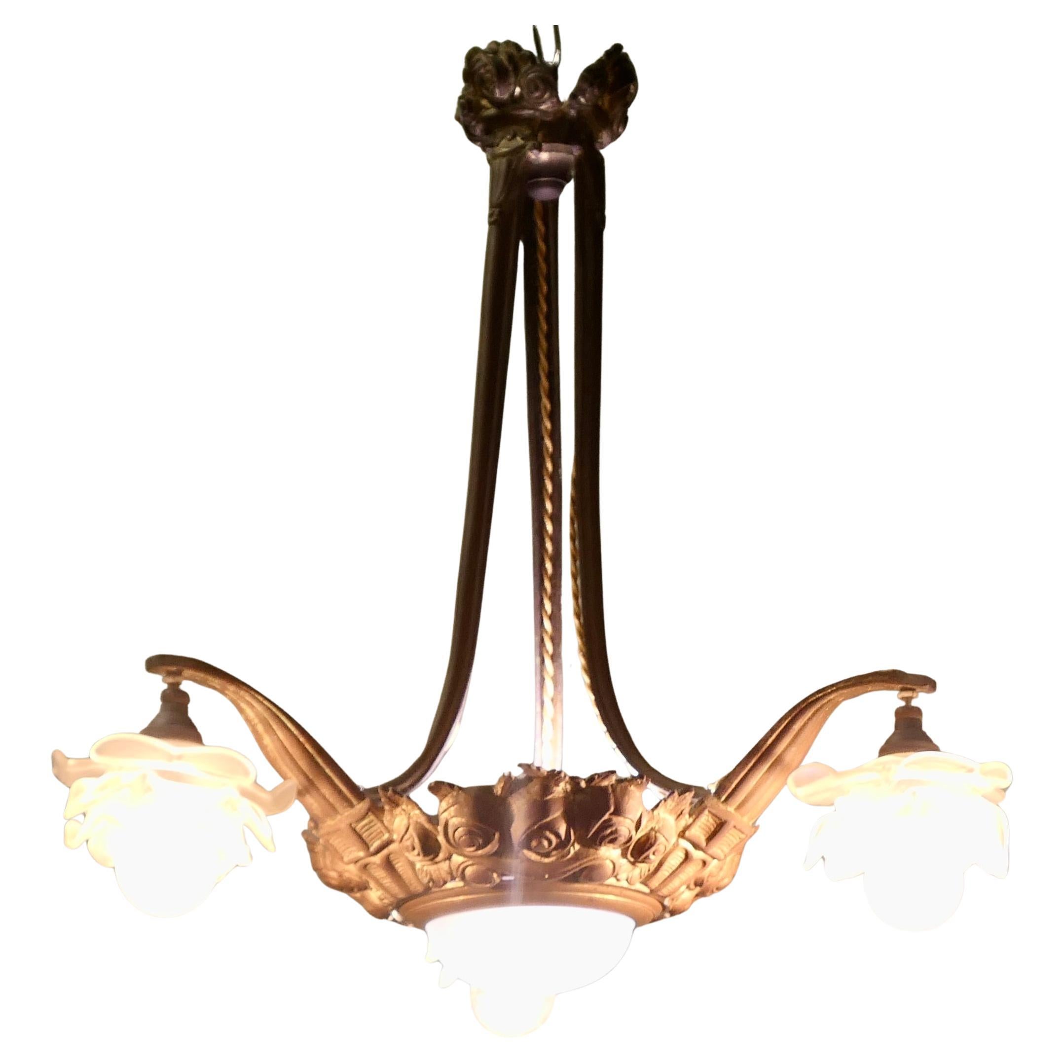 Centre de lumière Art Déco en laiton et verre à 3 branches Une très jolie pièce