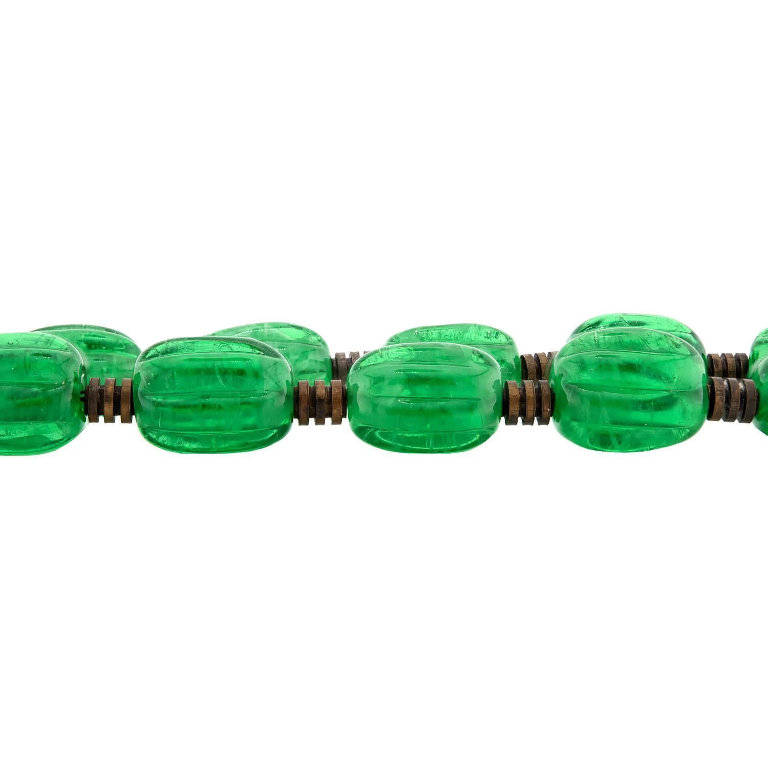 Un incroyable collier ras-de-cou de l'époque Art déco (vers les années 1920) ! Ce collier présente un merveilleux mélange de perles en laiton et en verre. Les perles en laiton sont en forme de tube et présentent un motif nervuré complexe. Les perles
