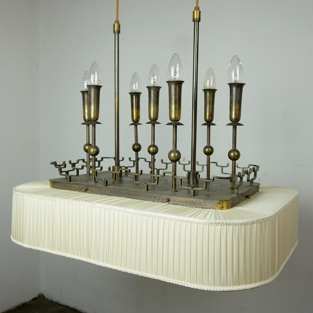 Un lampadario da biliardo o da snooker eccezionalmente raro e decorativo degli anni '30 circa,   probabilmente la Francia. Presenta una struttura in bronzo con paralume in seta rinnovato, sulla parte superiore sette bellissime prese per candele E14,