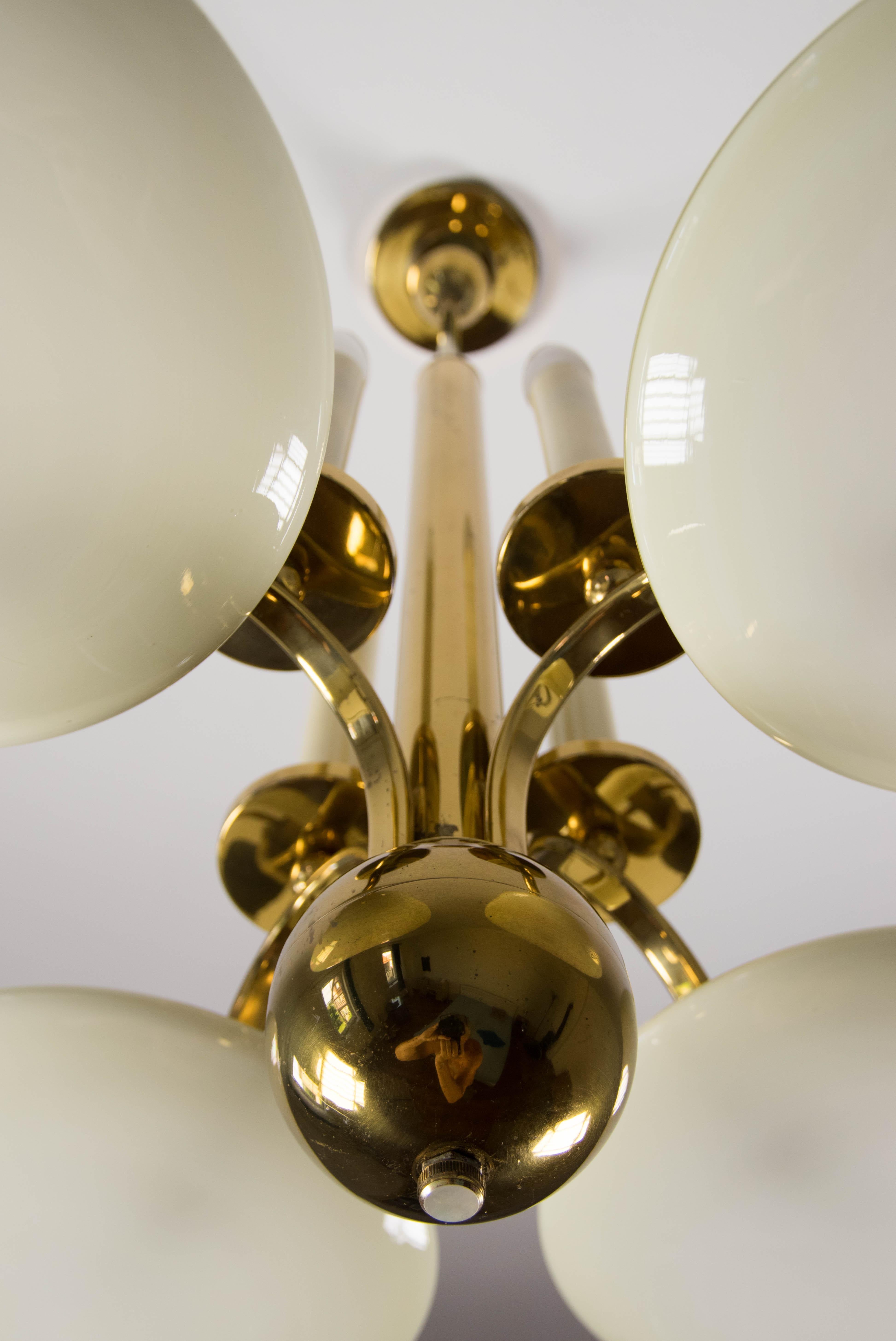 Araña Art Decó de latón y cristal, años 30 en venta 4