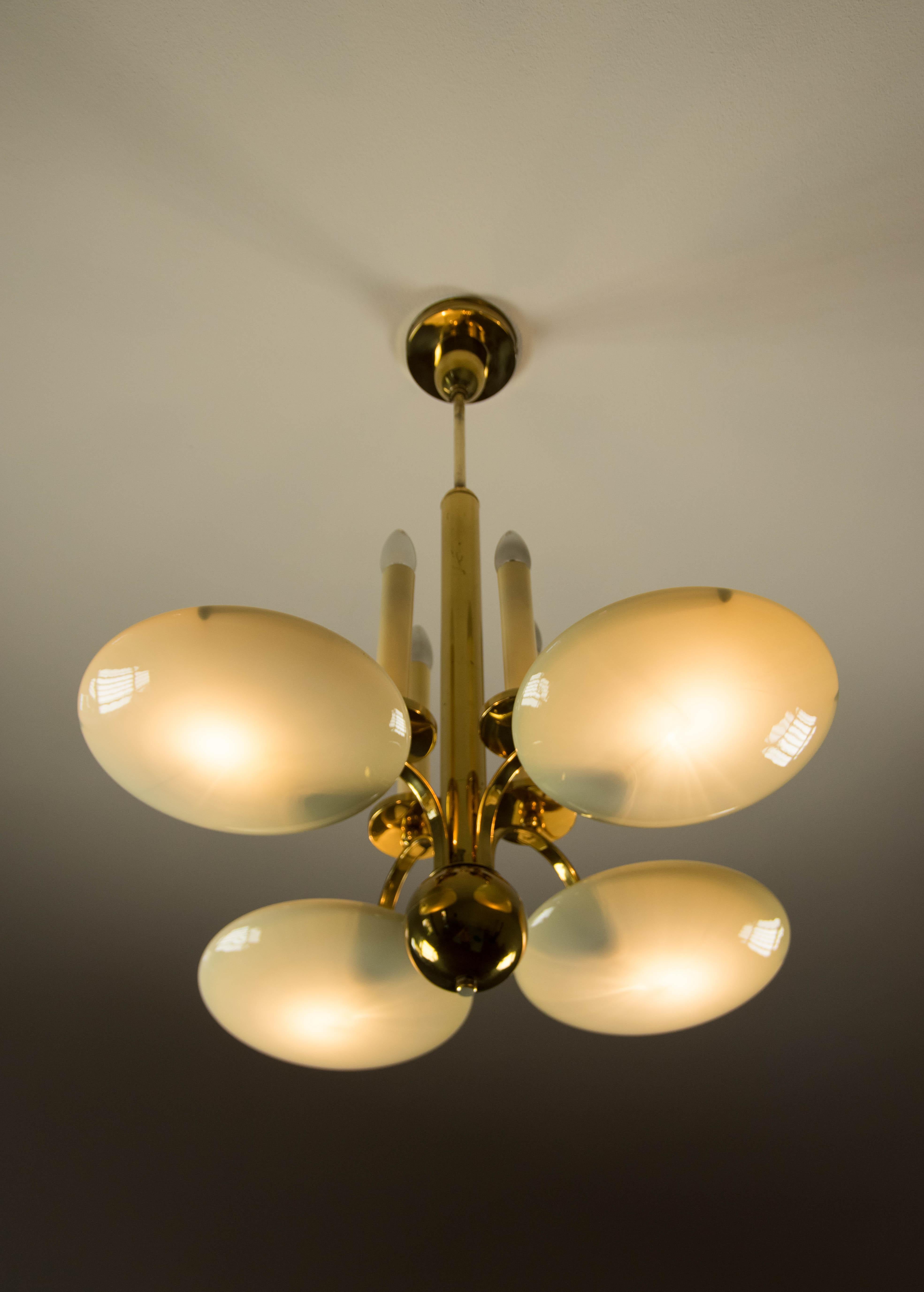 Araña Art Decó de latón y cristal, años 30 en venta 5