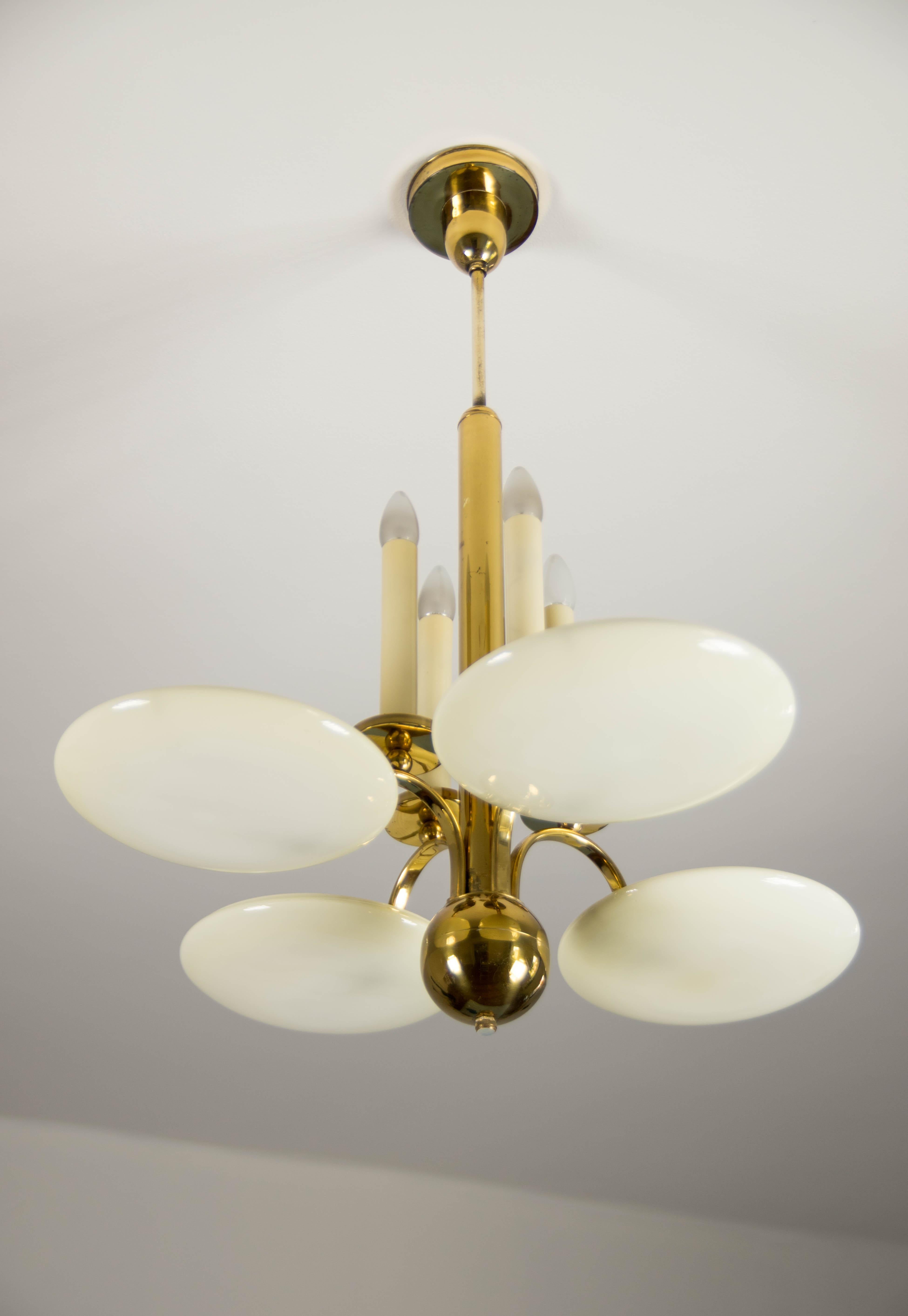 Preciosa lámpara de araña Art Decó de gran tamaño hecha de metal chapado en latón y pantallas de vidrio soplado de color marfil.
Se ha limpiado, pulido y recableado. 
El latonado tiene pequeños arañazos visibles en las fotos.
Cristal en perfecto