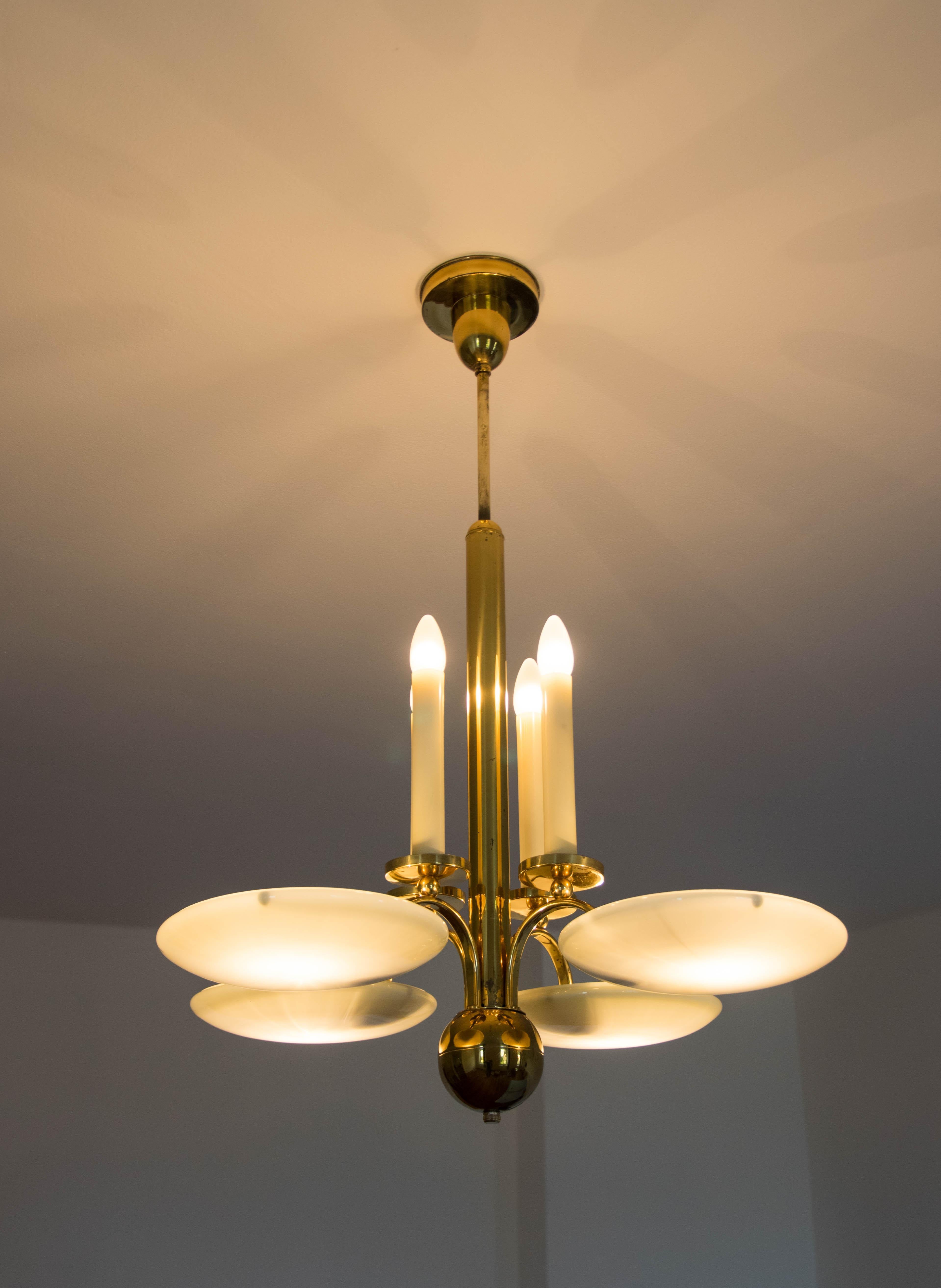 Araña Art Decó de latón y cristal, años 30 Europeo en venta