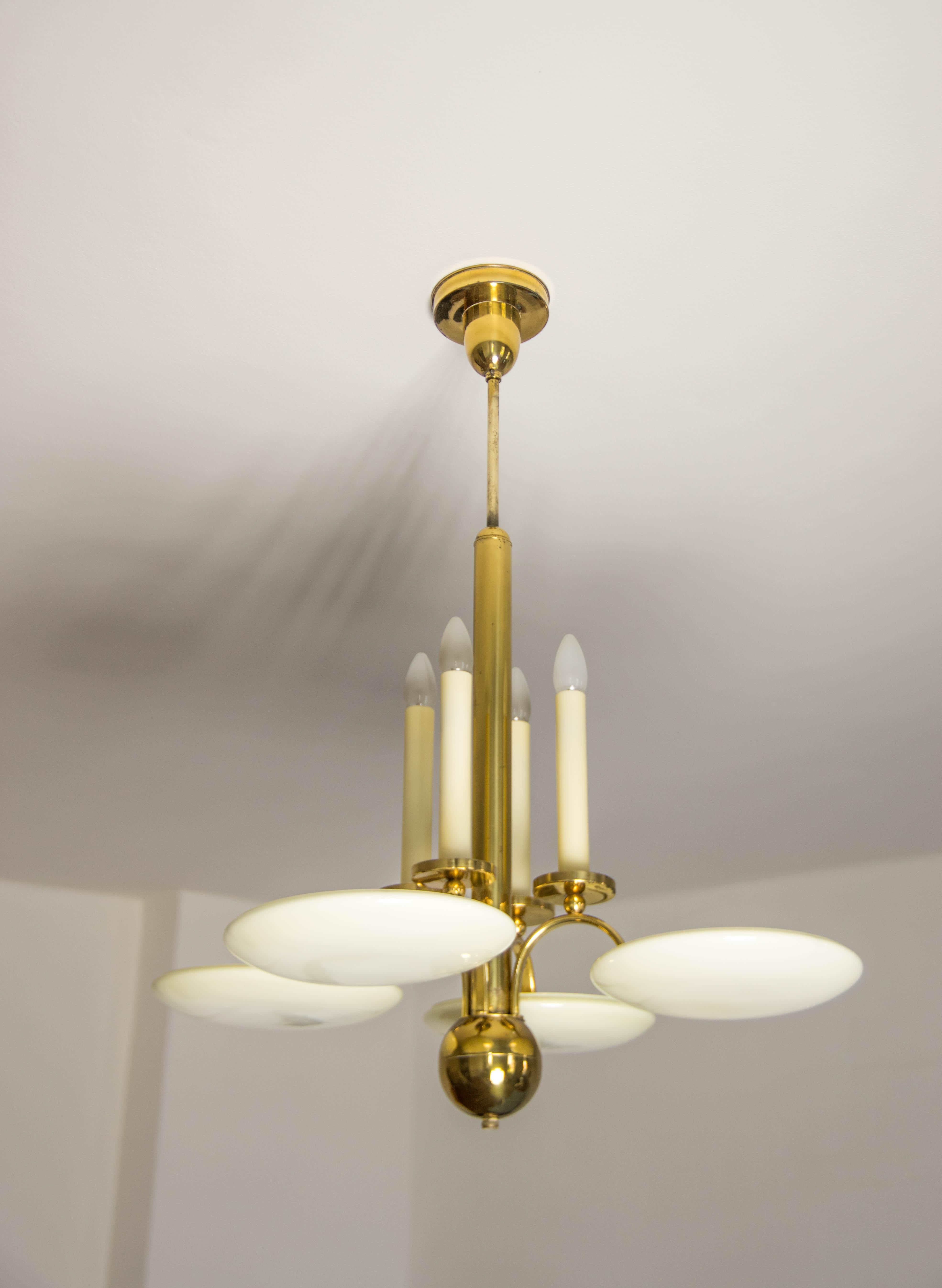 Araña Art Decó de latón y cristal, años 30 en Bueno estado para la venta en Praha, CZ