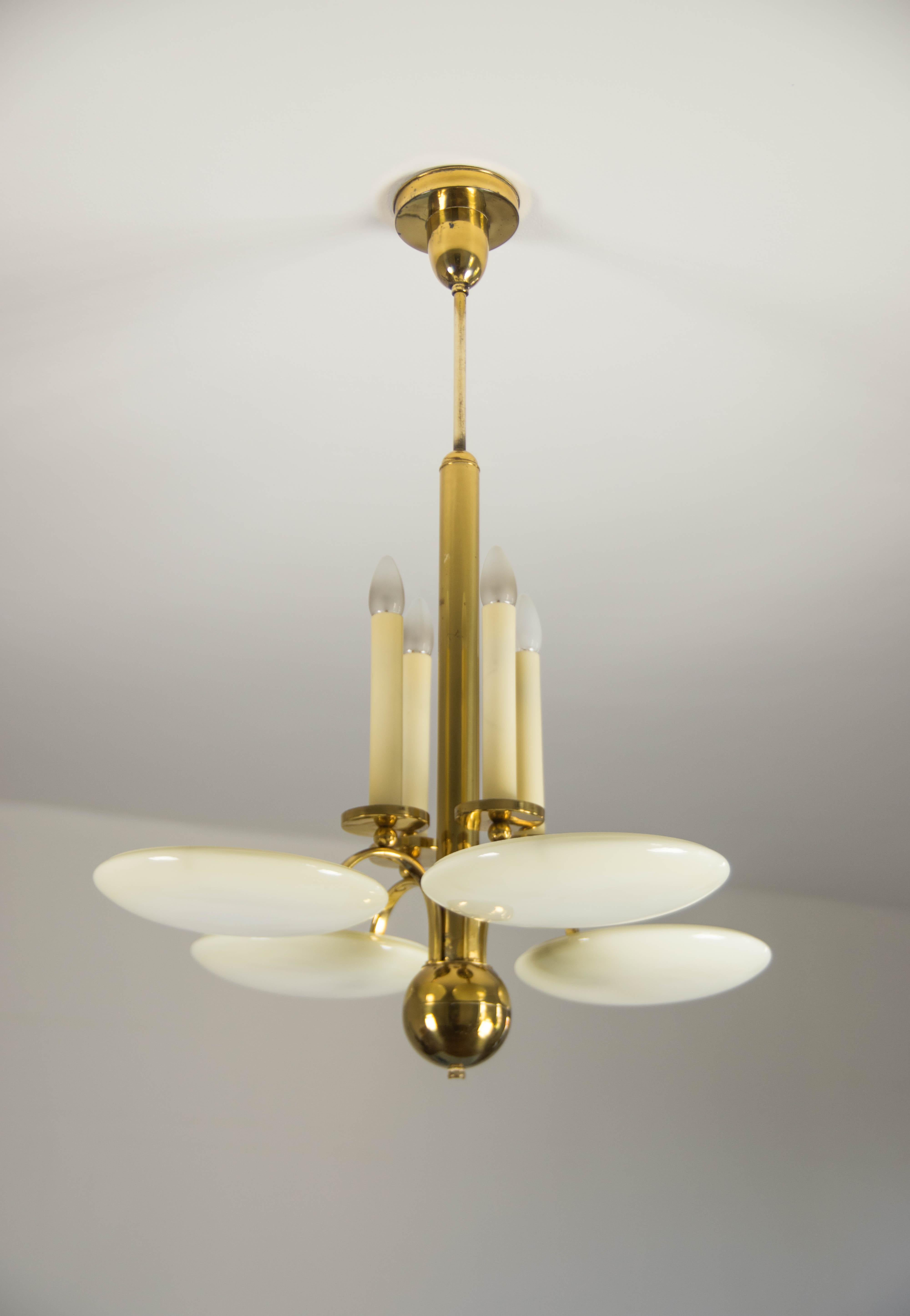 Araña Art Decó de latón y cristal, años 30 mediados del siglo XX en venta