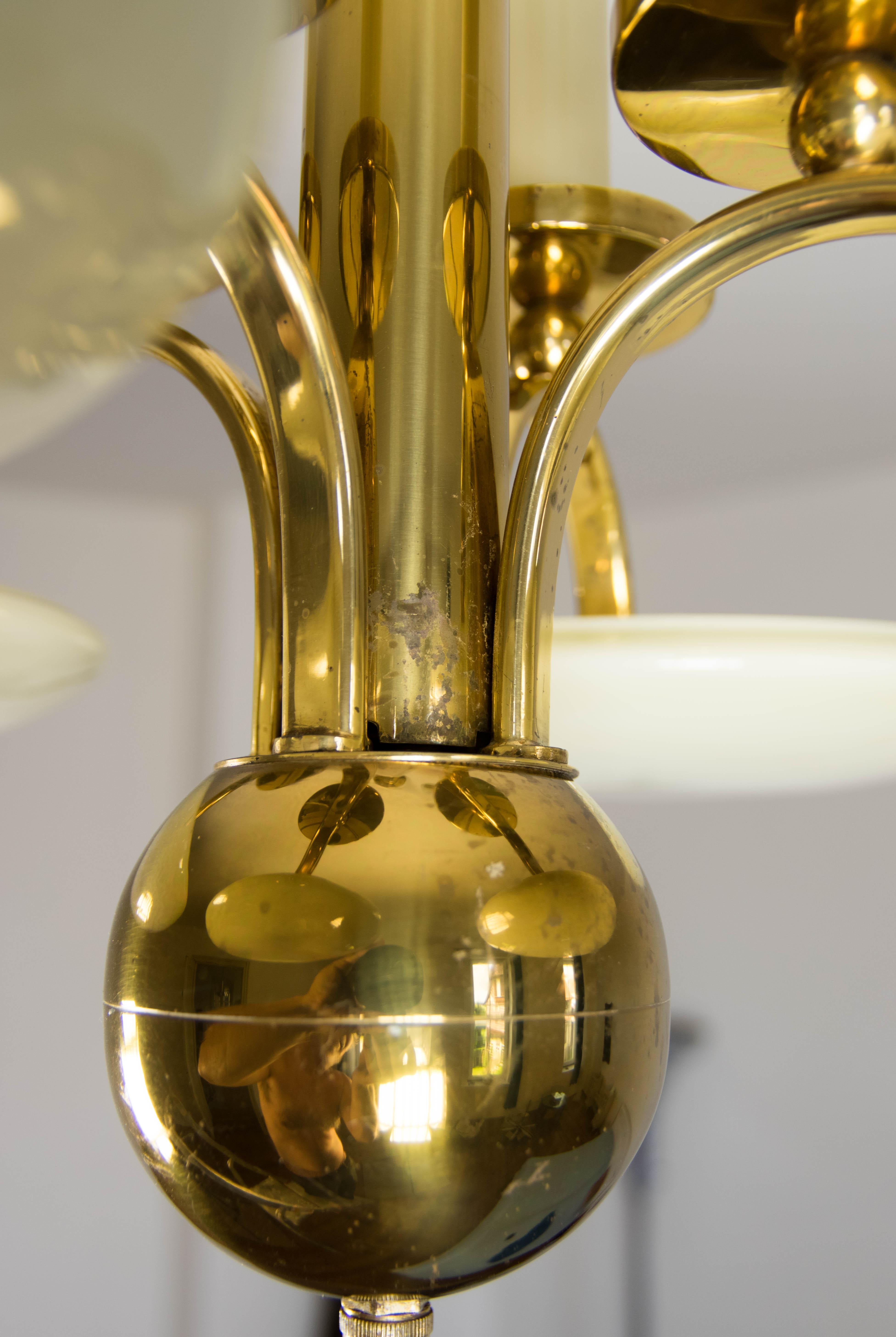 Araña Art Decó de latón y cristal, años 30 en venta 3