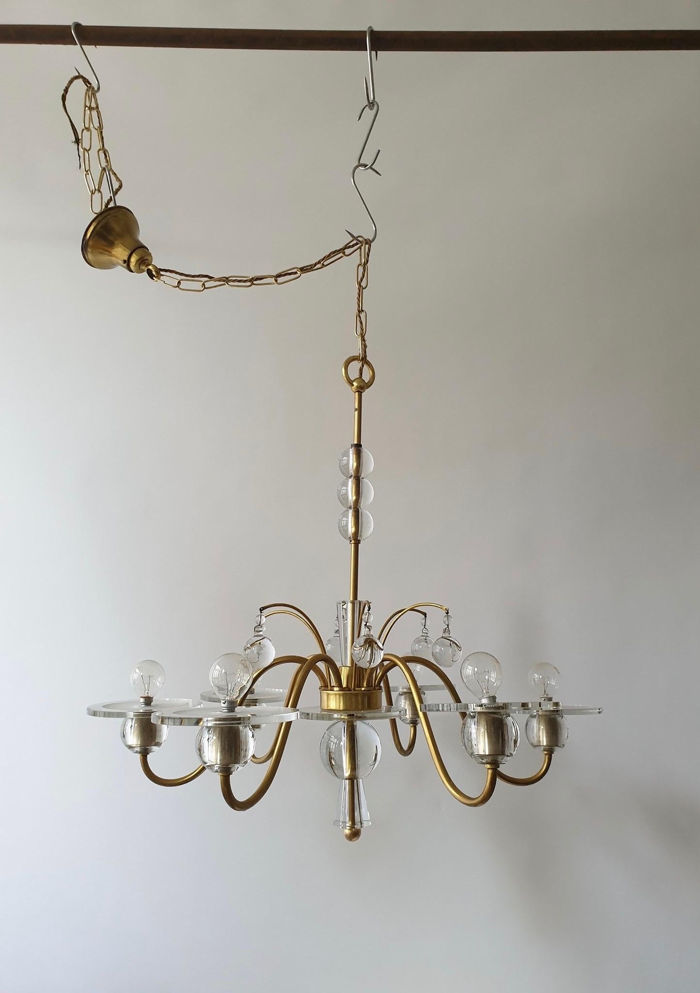 Lampadario Art Deco in vetro e ottone.
Misure: Diametro 70 cm.
Altezza apparecchio 67 cm.
Altezza totale, compresa la catena, 130 cm.