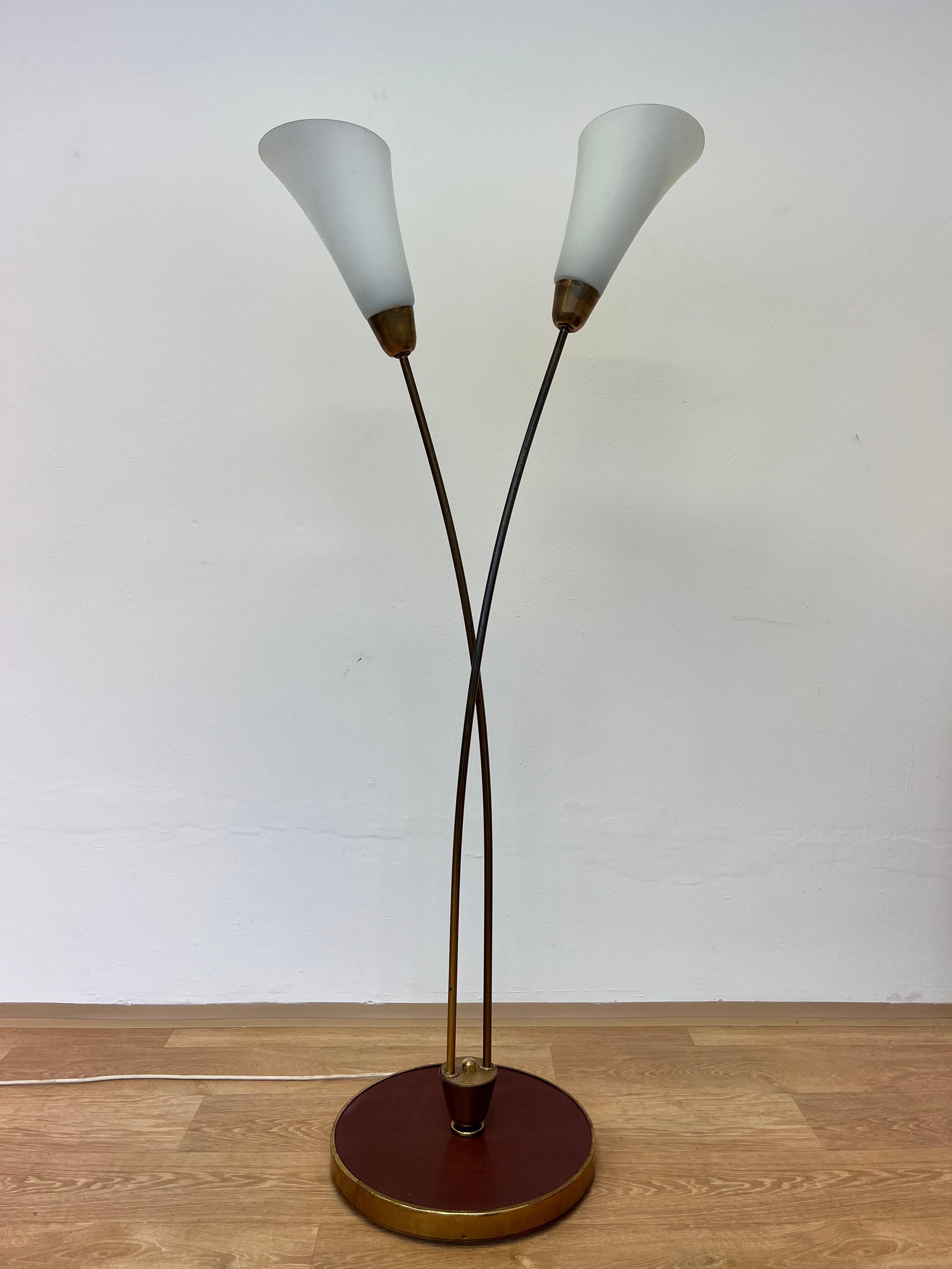 - 1940s
- En laiton
- Teintes opalines
- État d'origine avec patine
- Base de la lampe - linoléum
- Dimensions : Diamètre de la base 40 cm.
jrrf