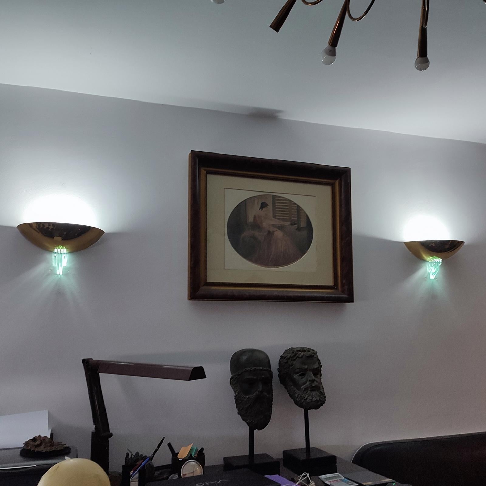 Pareja de apliques franceses de latón y cristal verdoso al estilo de Jean Perzel
Pareja de elegantes apliques de pared, con forma de cuarto de esfera, fabricados en latón, realzados con 4 aspas de cristal en la parte inferior para crear un bonito