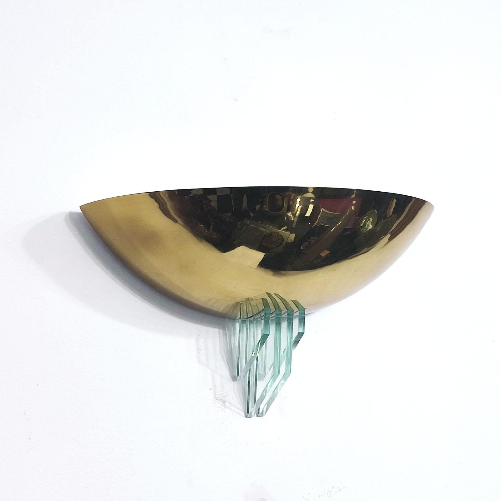 Pareja de apliques Art Decó de latón y cristal al estilo de Jean Perzel finales del siglo XX en venta