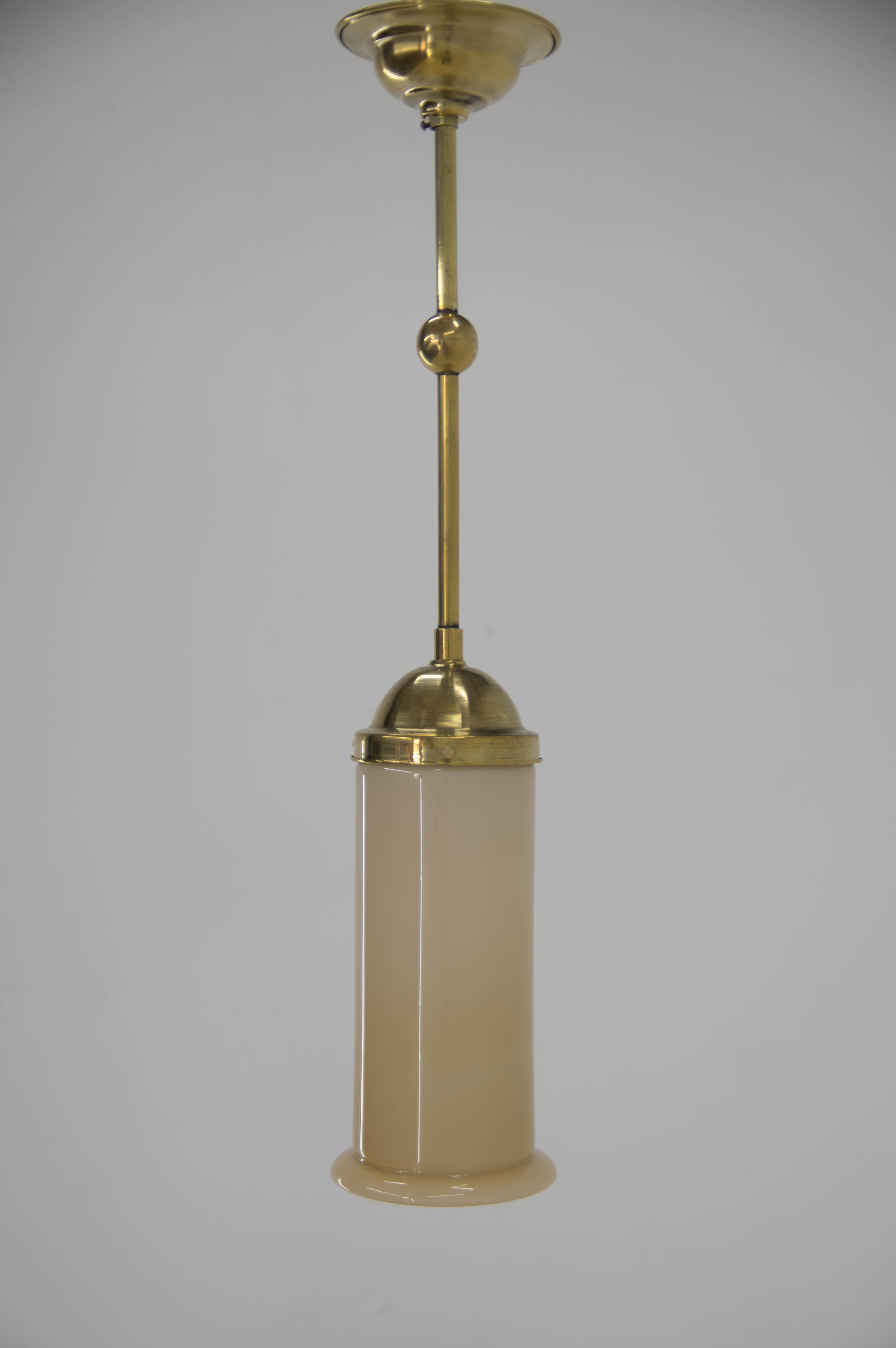 Beautiful Art Deco pendant from 1930s.
Brass central rod and beige blown glass shade.
Rewired: 1x40W, E25-E27 bulb.
US wiring compatible.