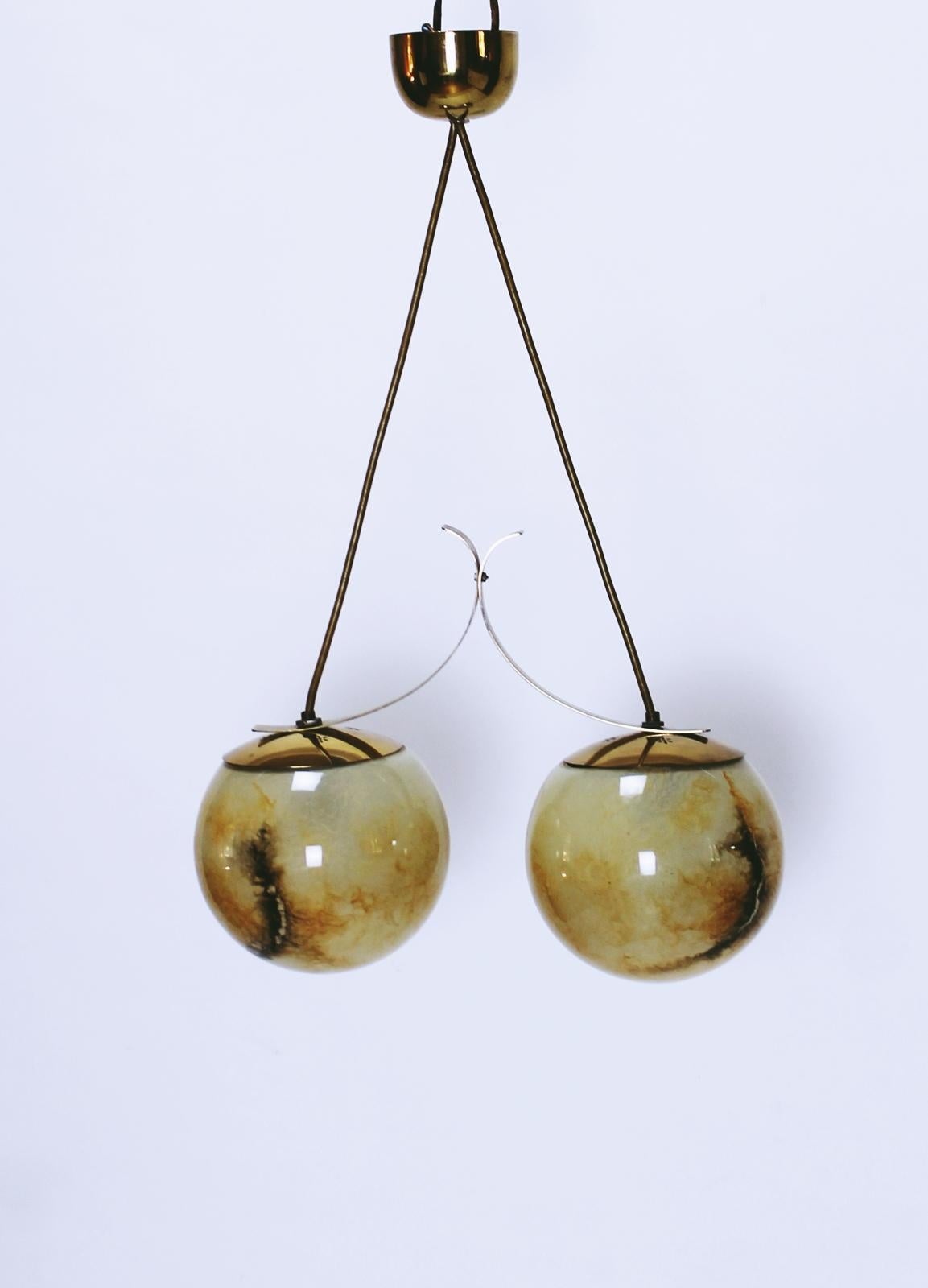 Vintage Austrian origin pendant light, manufactured in early 1940s. A beautiful piece with a marbling effect ball  glass lampshade. In very good condition with nice patina on the brass.
High quality of materials.

Dimensions:
Diameter 21

Total
