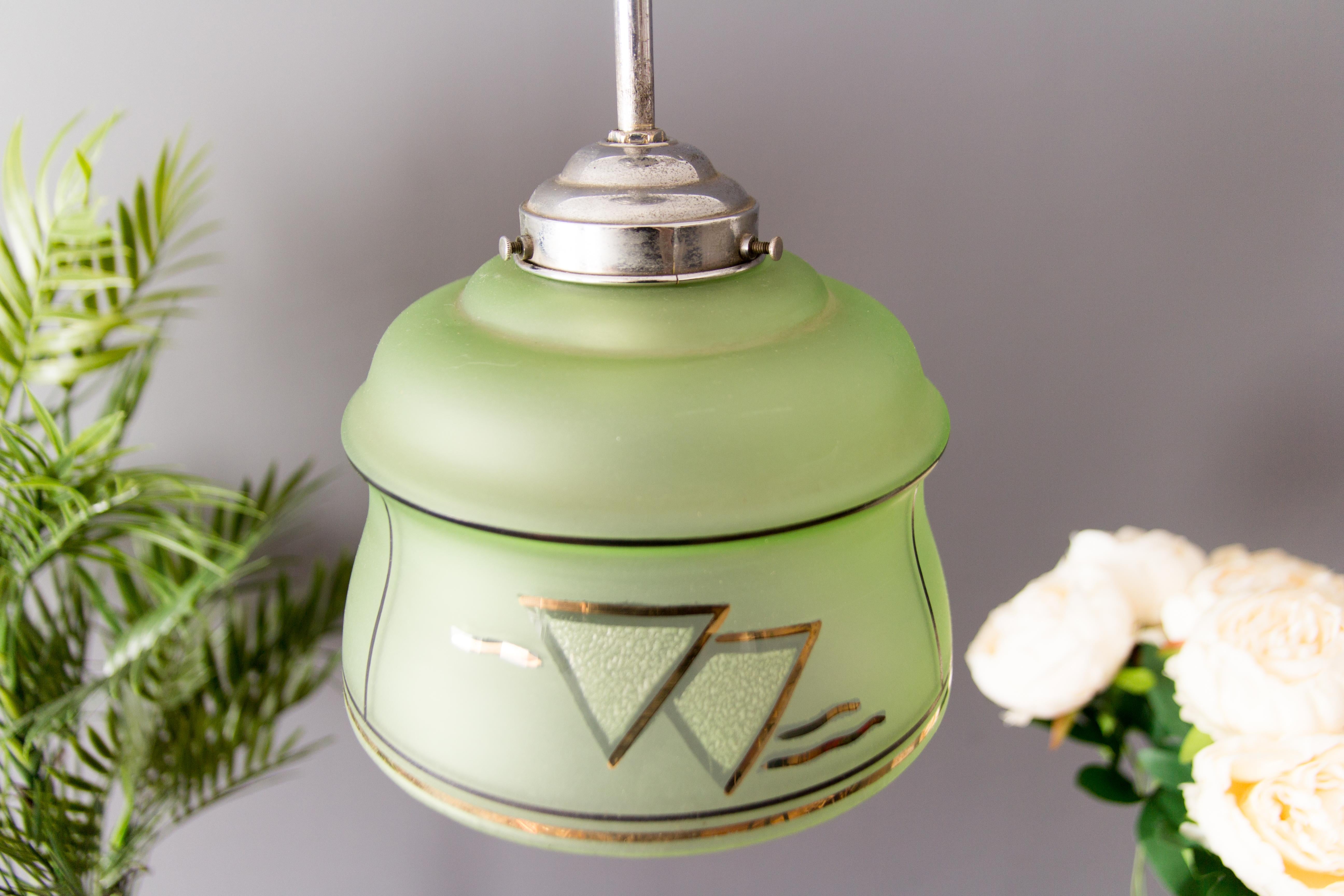 Lampe à suspension Art déco française en laiton et verre vert, années 1930 en vente 2