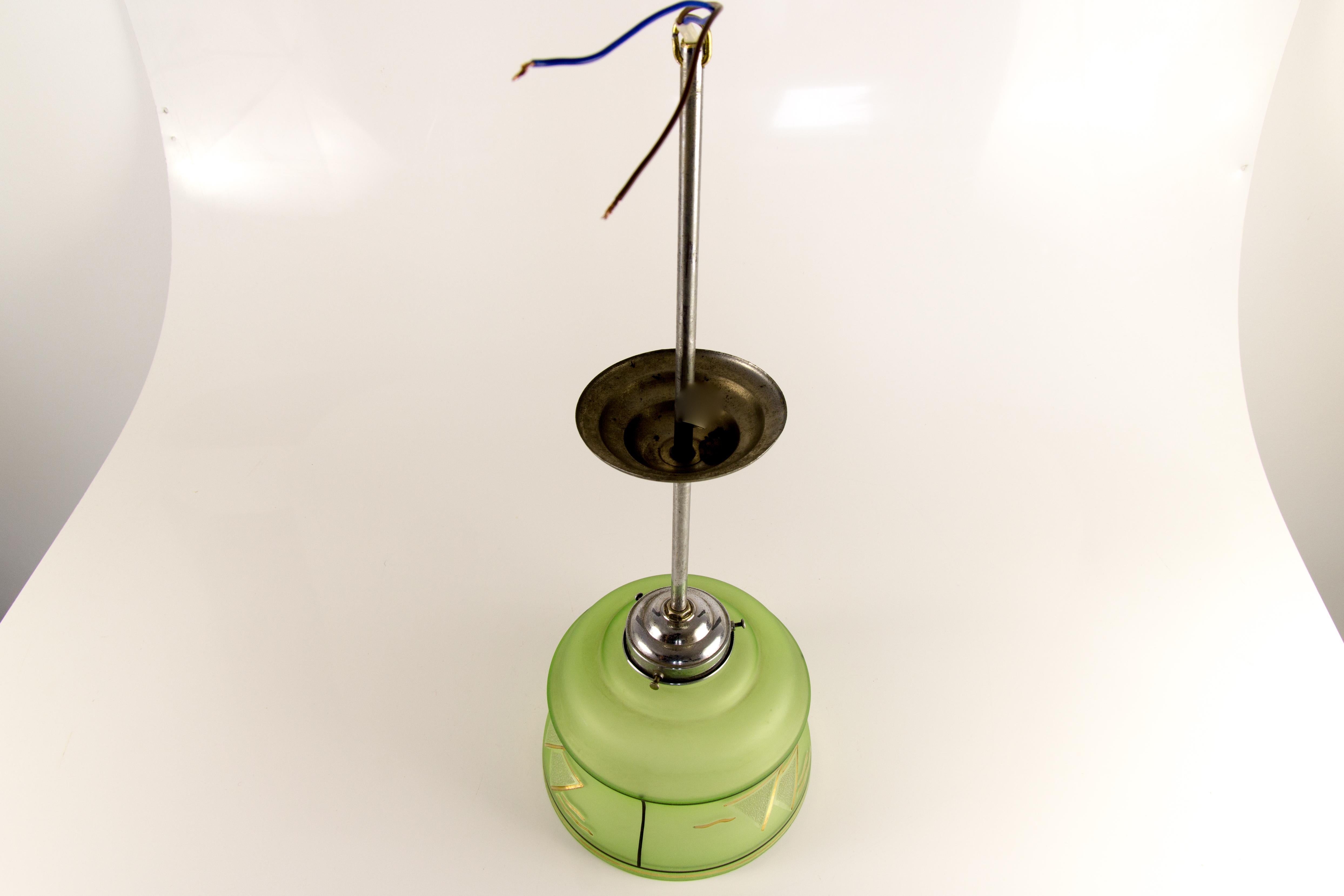 Lampe à suspension Art déco française en laiton et verre vert, années 1930 en vente 3