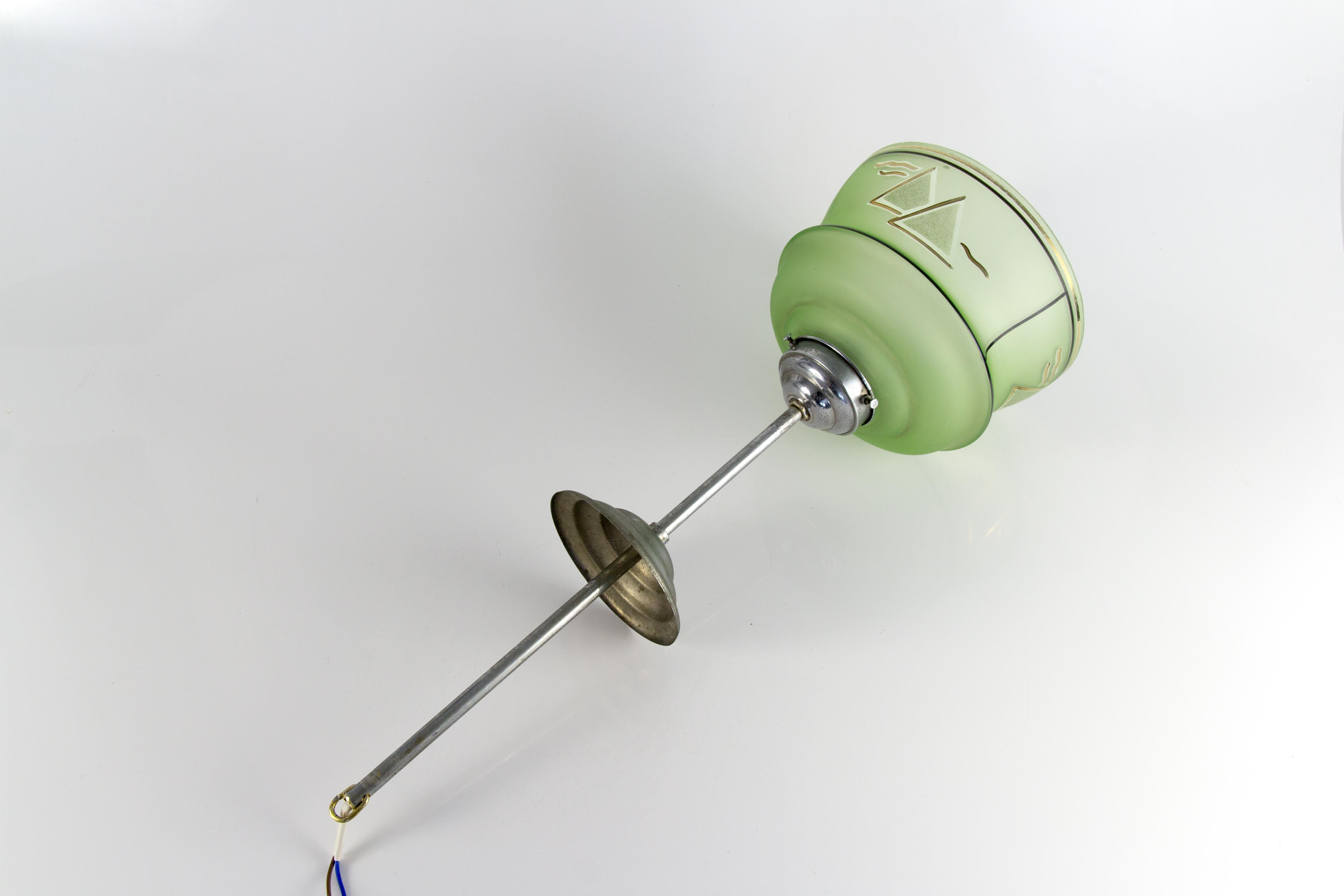 Lampe à suspension Art déco française en laiton et verre vert, années 1930 en vente 6