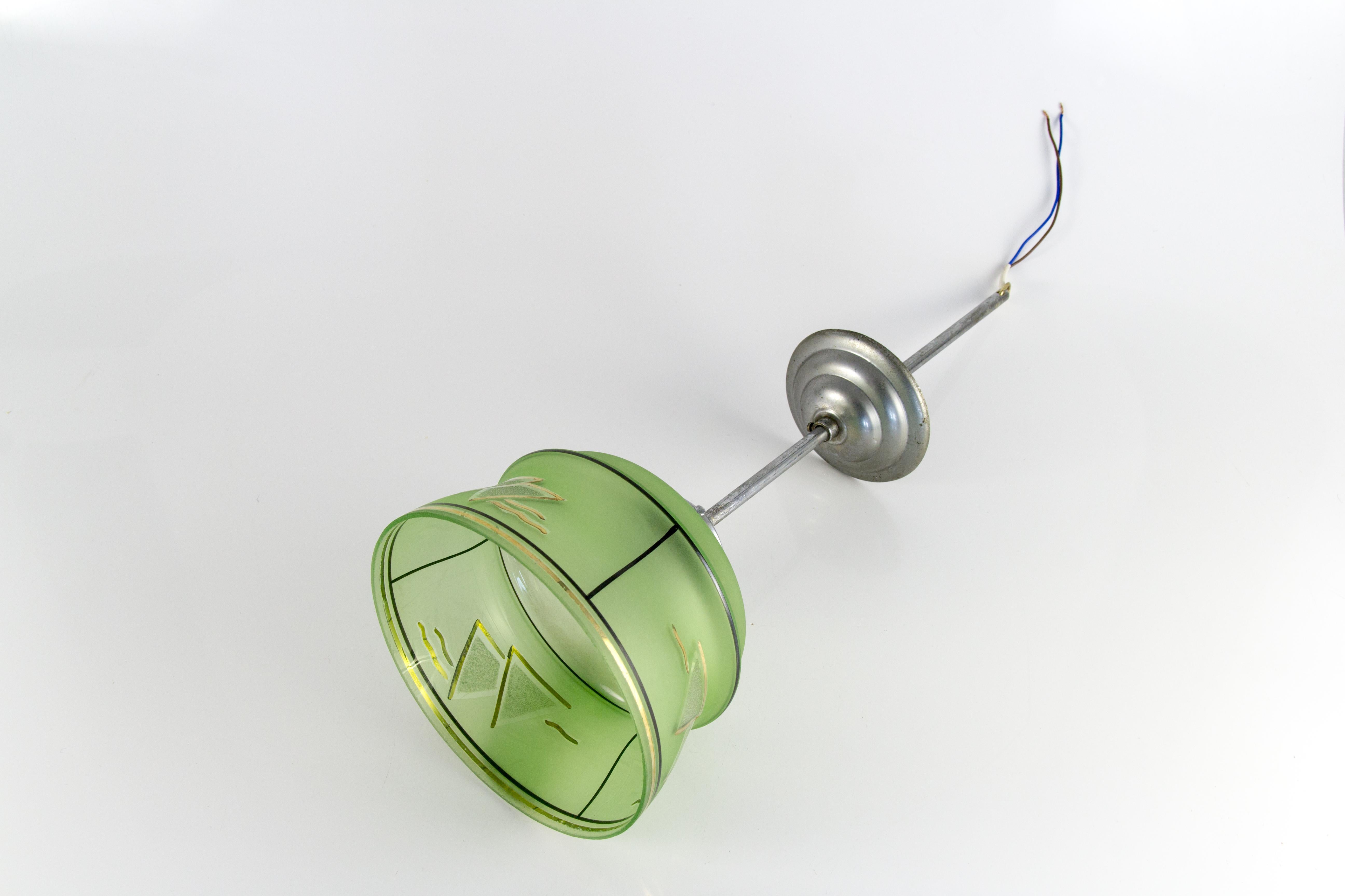 Lampe à suspension Art déco française en laiton et verre vert, années 1930 en vente 8