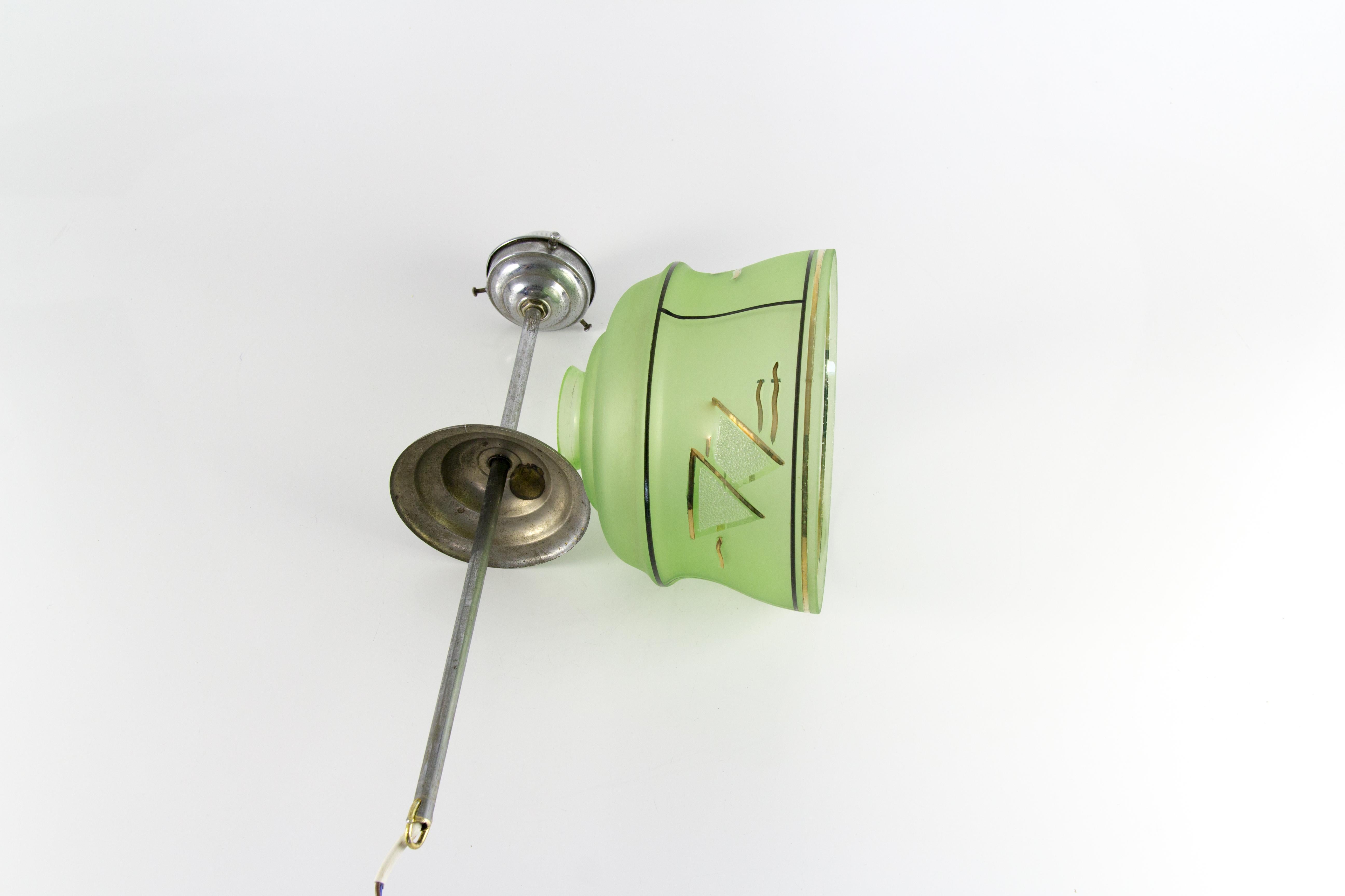 Lampe à suspension Art déco française en laiton et verre vert, années 1930 en vente 11