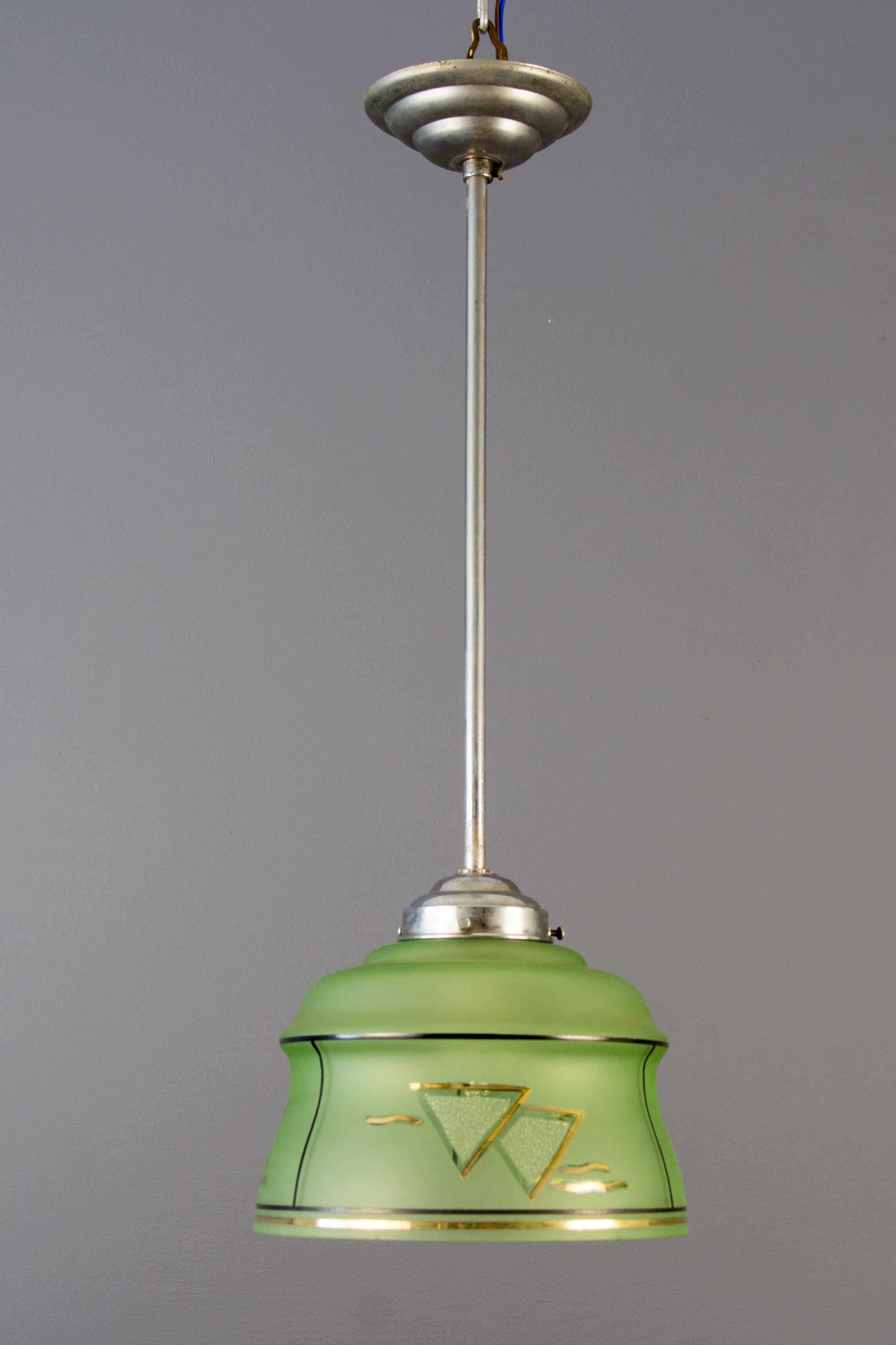 Lampe à suspension Art déco française en laiton et verre vert, années 1930 en vente 12