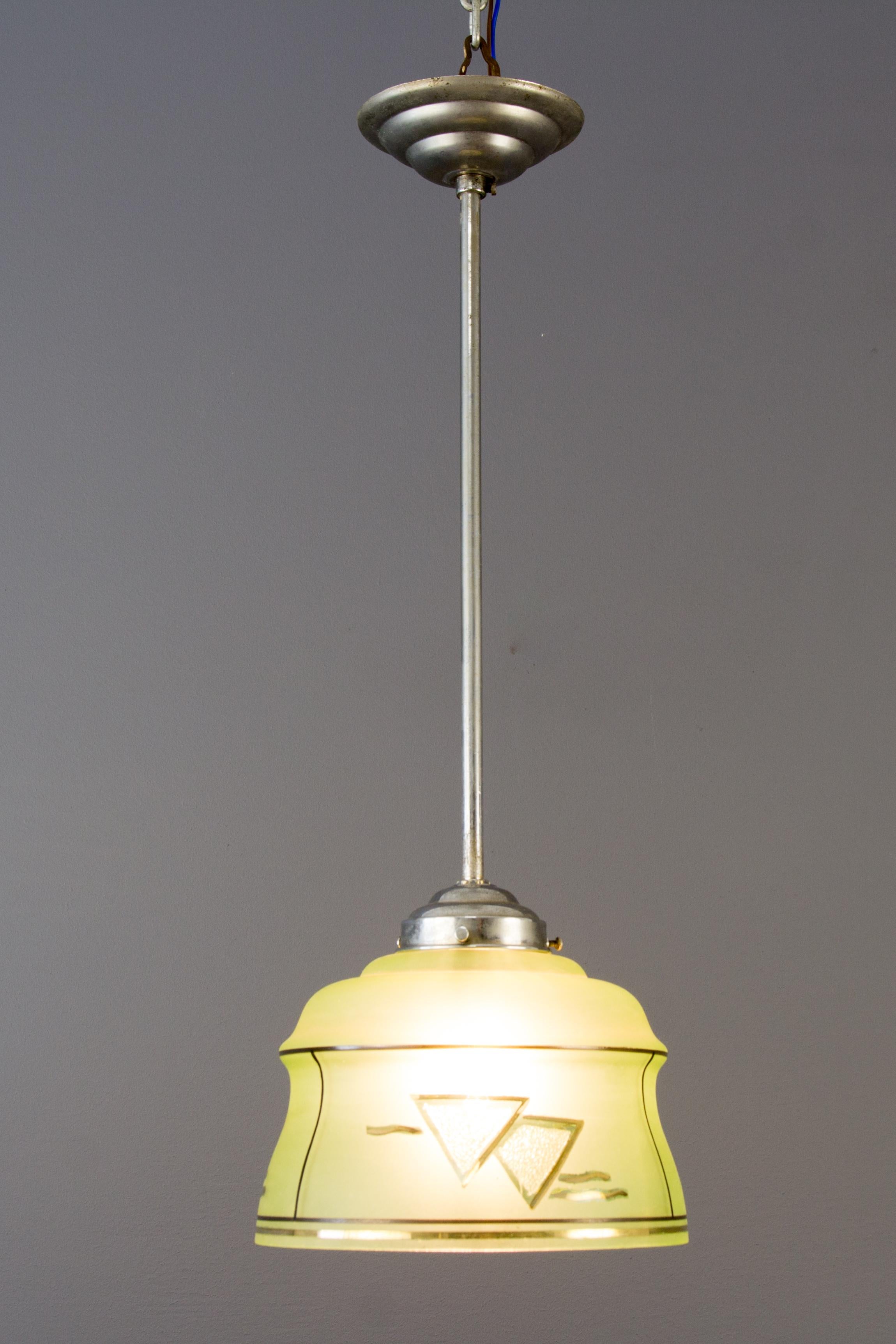 Lampe à suspension Art déco française en laiton et verre vert, années 1930 en vente 13