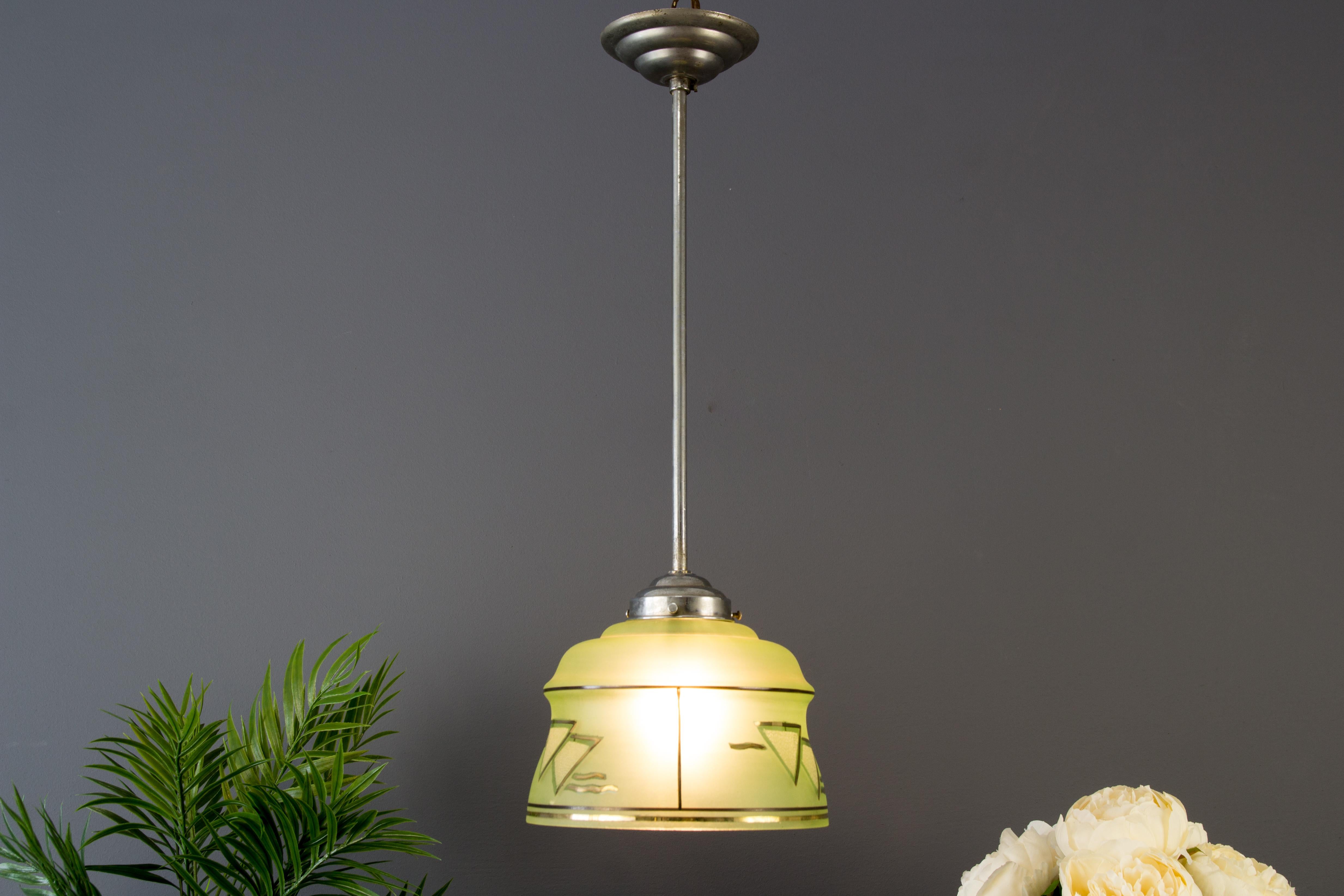 French Art Deco Green Glass and Chrome Pendant Light, 1930s In Good Condition For Sale In Barntrup, DE
