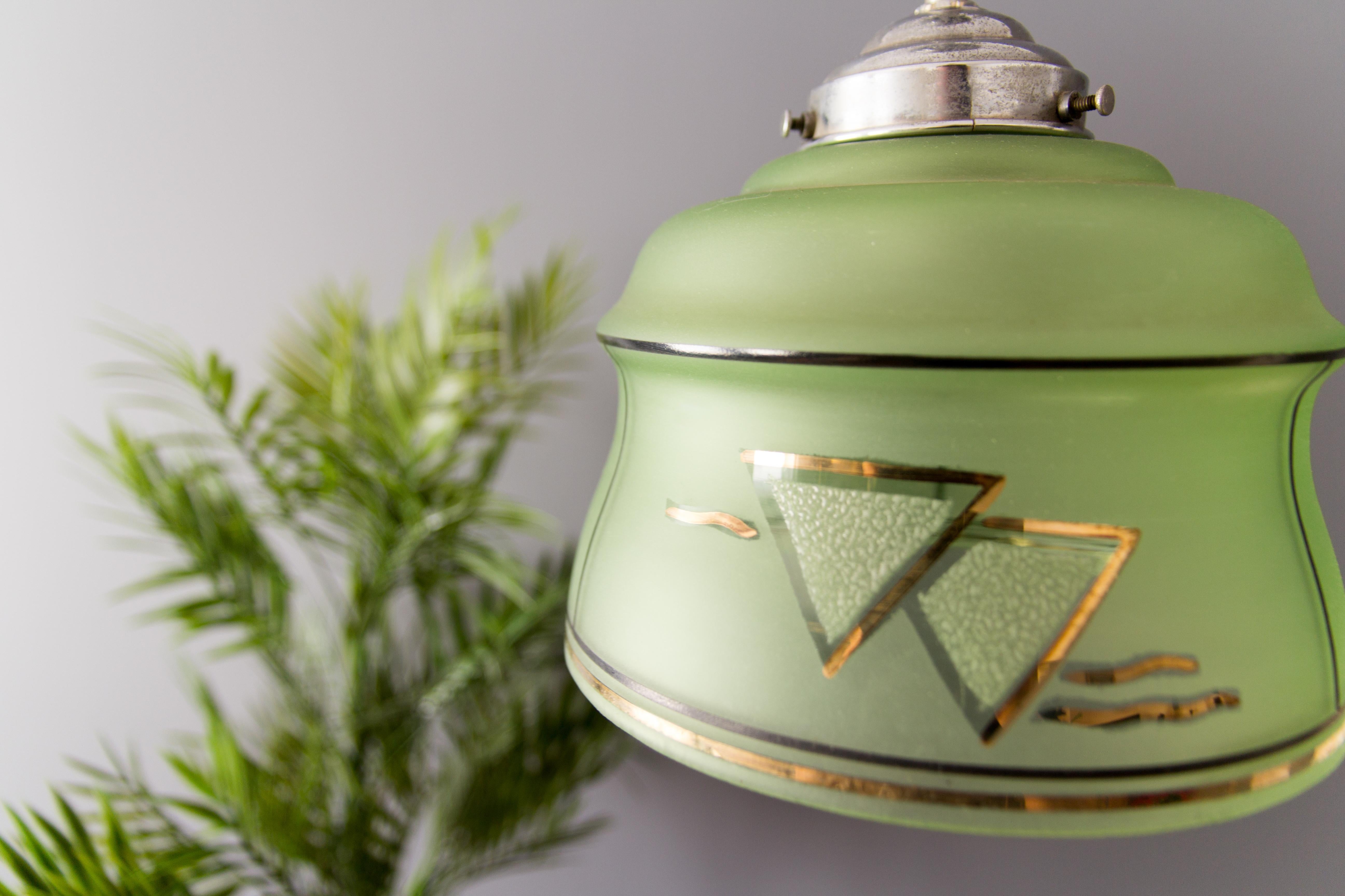Milieu du XXe siècle Lampe à suspension Art déco française en laiton et verre vert, années 1930 en vente