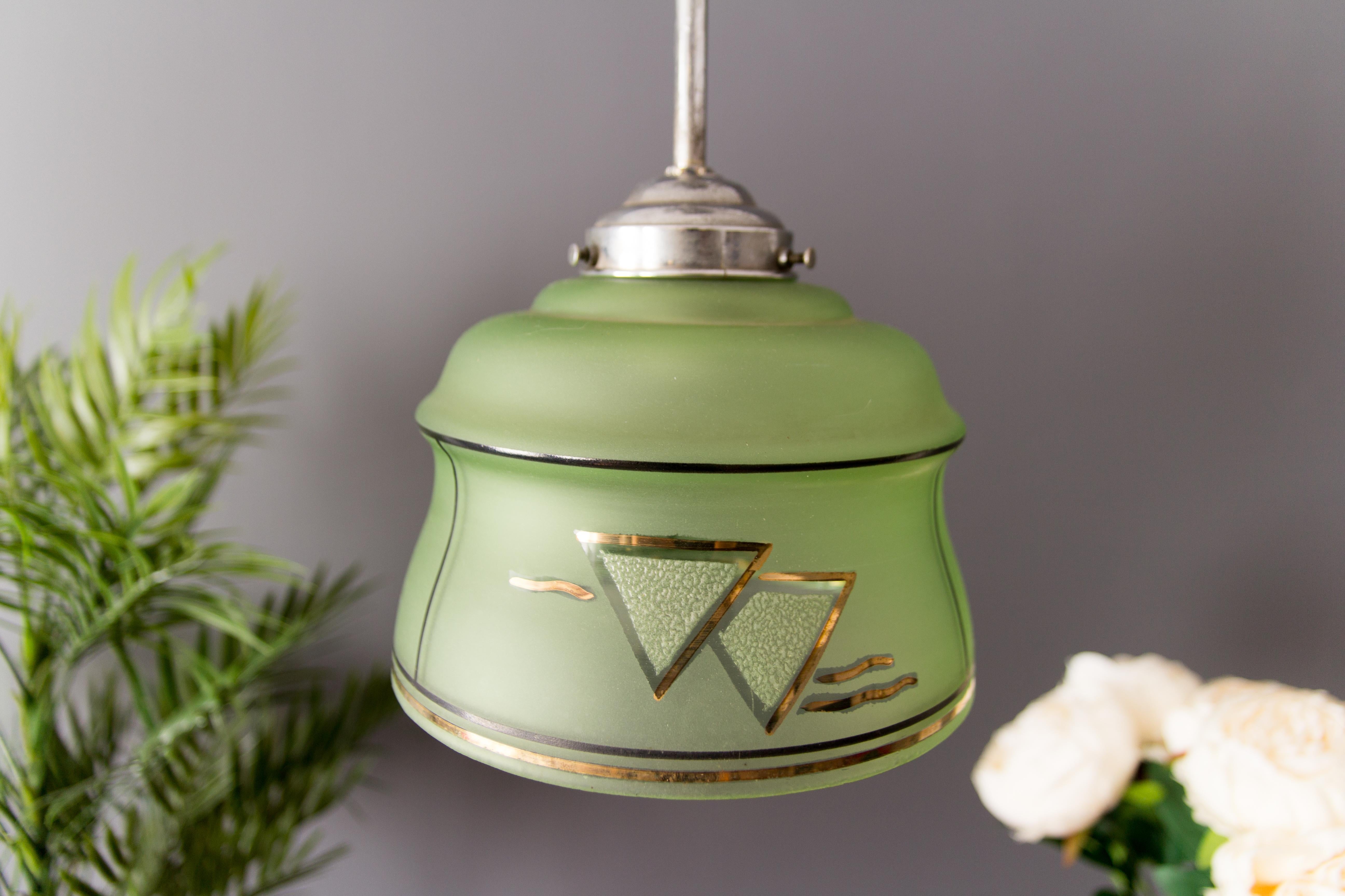 Laiton Lampe à suspension Art déco française en laiton et verre vert, années 1930 en vente