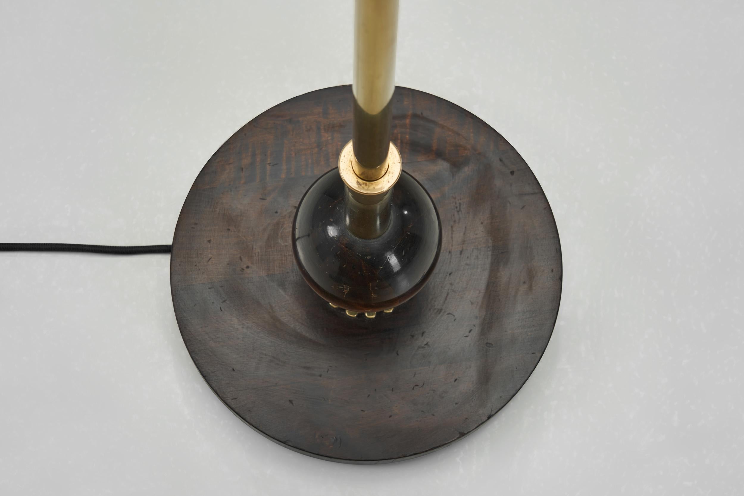 Lampada da terra Art Déco in ottone e legno duro, Europa, anni '30 in vendita 11