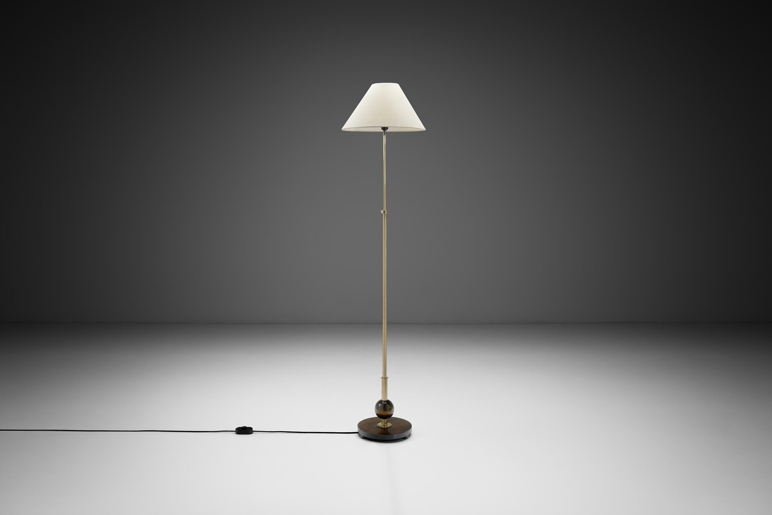 Europeo Lampada da terra Art Déco in ottone e legno duro, Europa, anni '30 in vendita