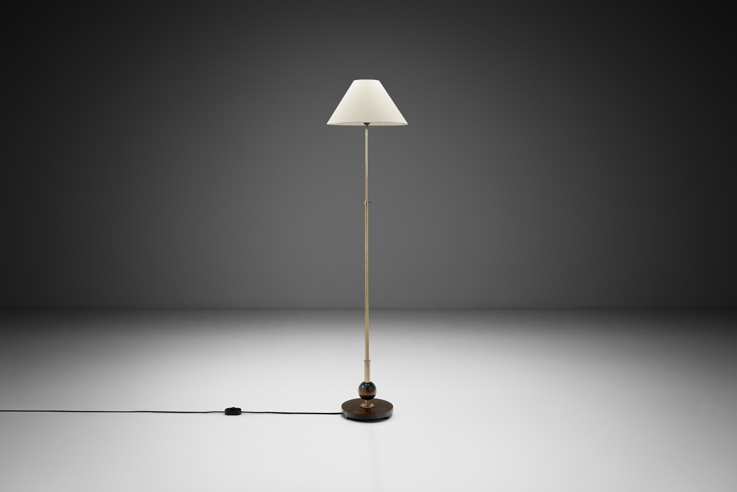 Metà XX secolo Lampada da terra Art Déco in ottone e legno duro, Europa, anni '30 in vendita