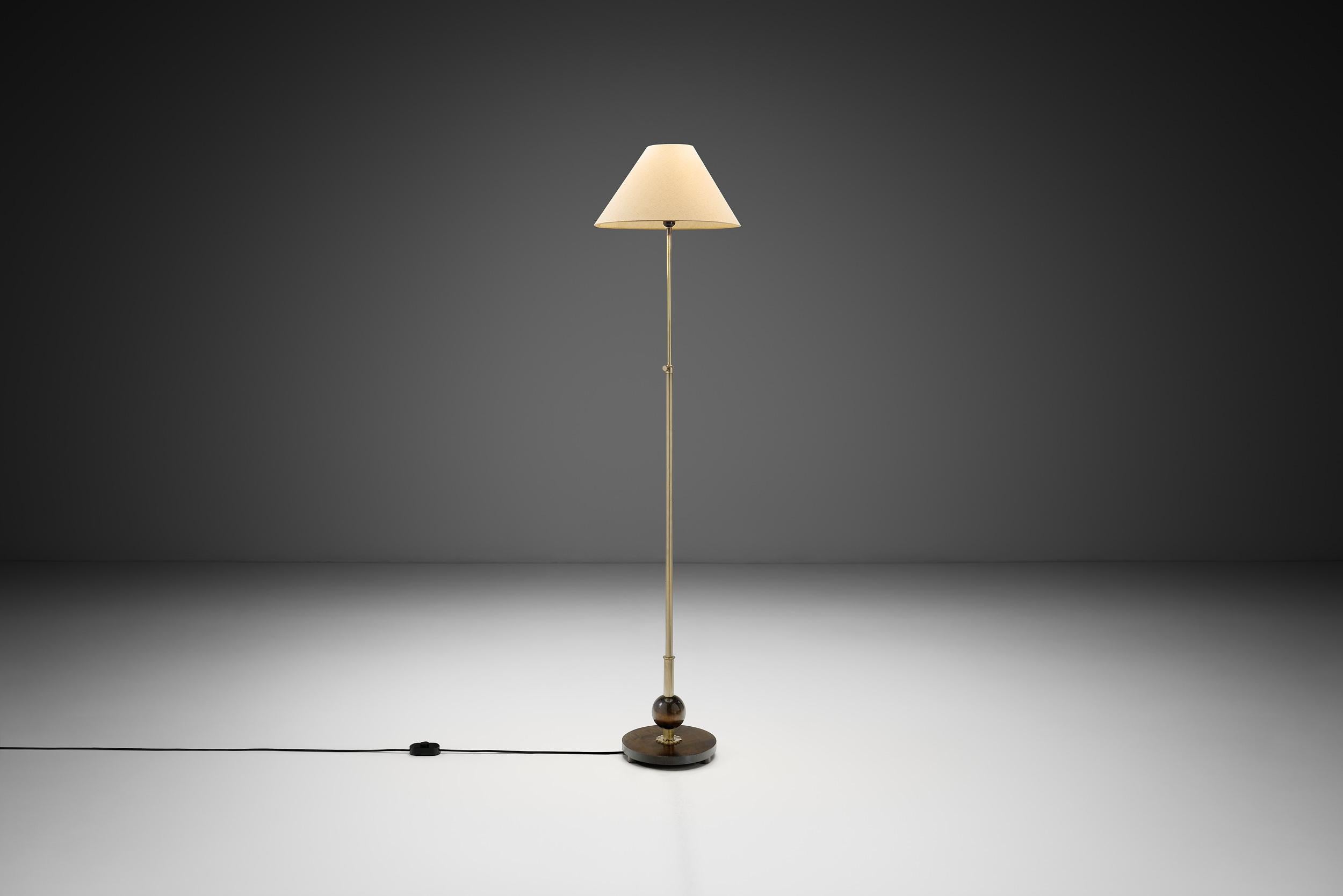 Ottone Lampada da terra Art Déco in ottone e legno duro, Europa, anni '30 in vendita