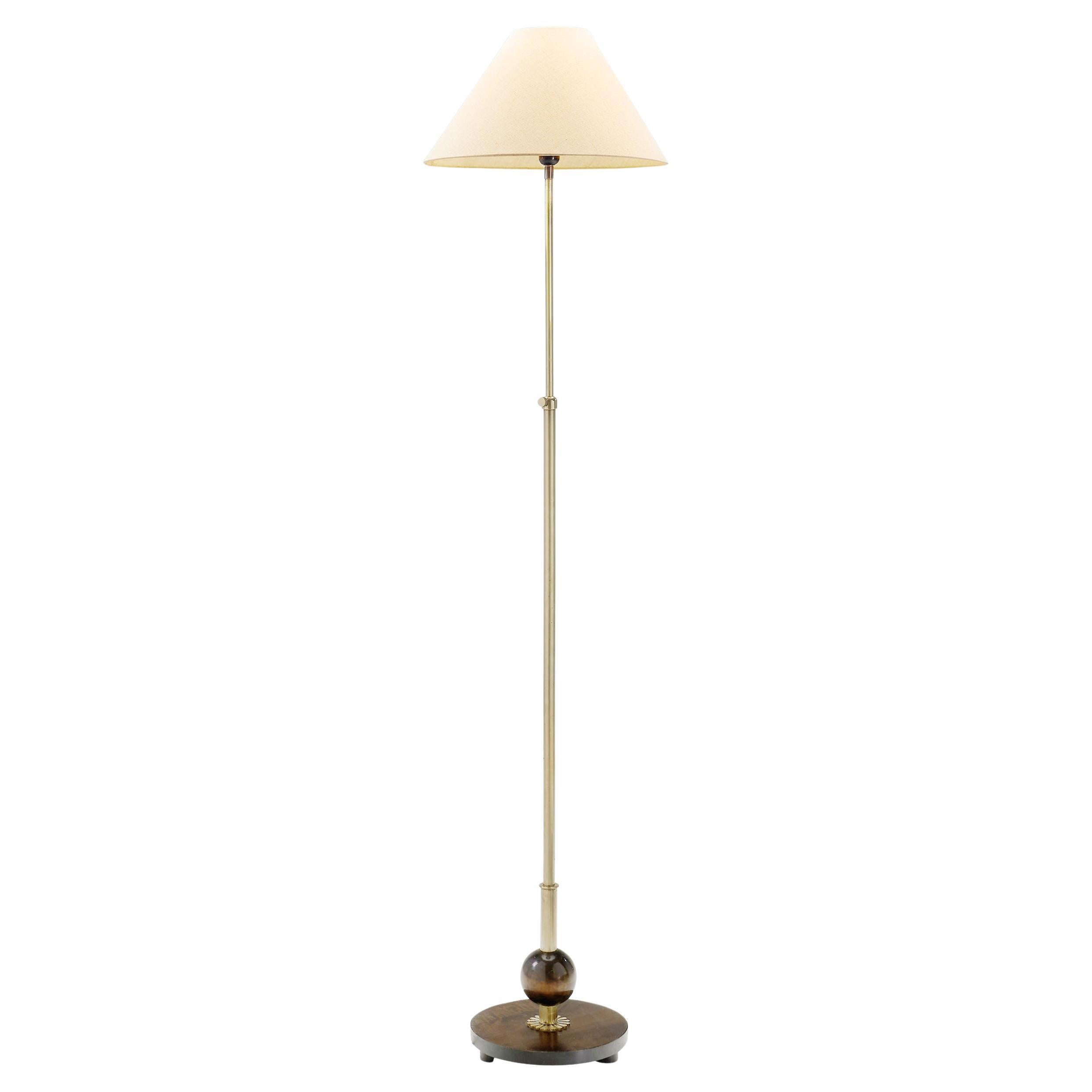 Lampada da terra Art Déco in ottone e legno duro, Europa, anni '30 in vendita