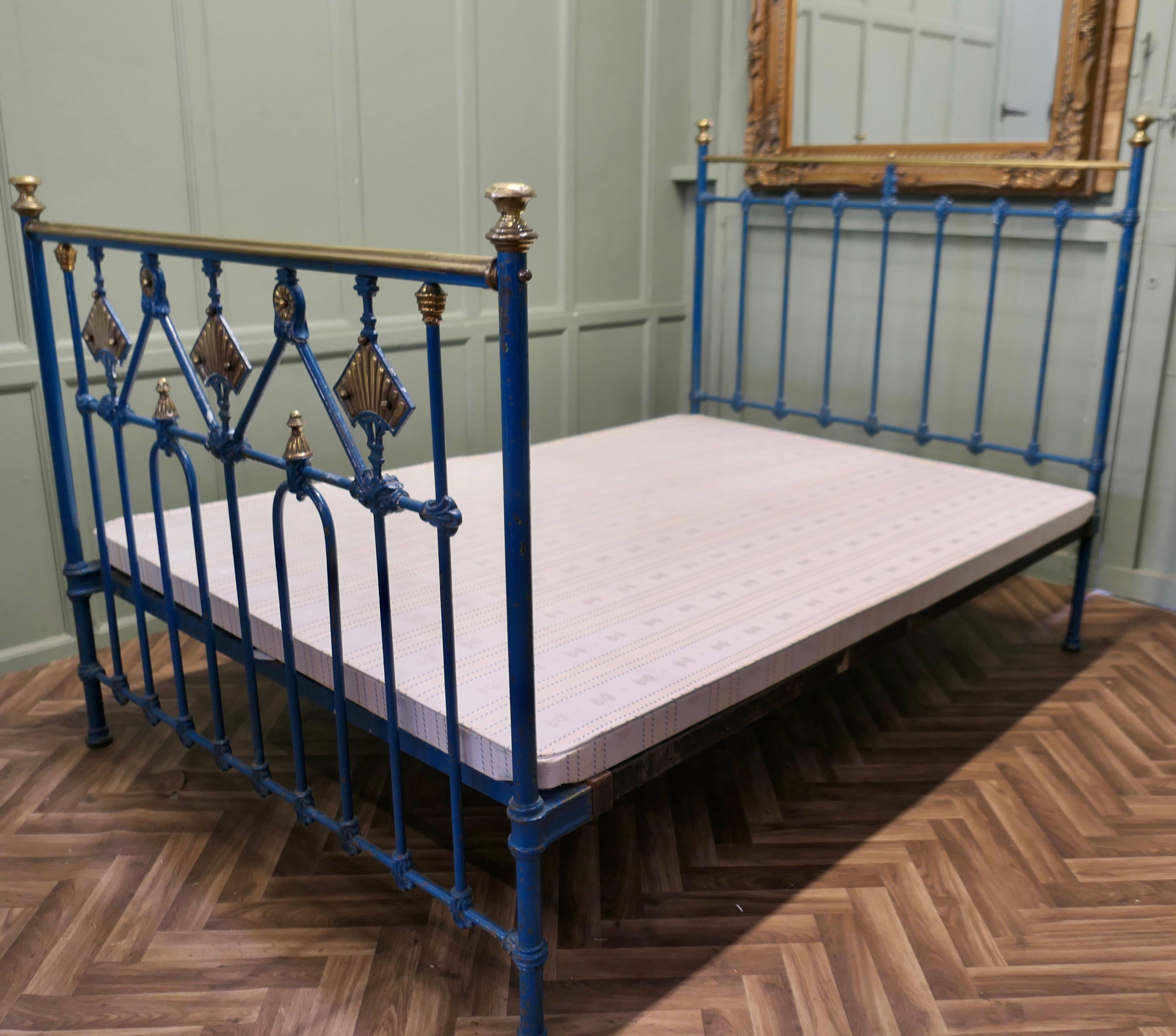 Laiton Lit double Art déco en laiton et fer  Lit peint Art Déco très élégant en vente