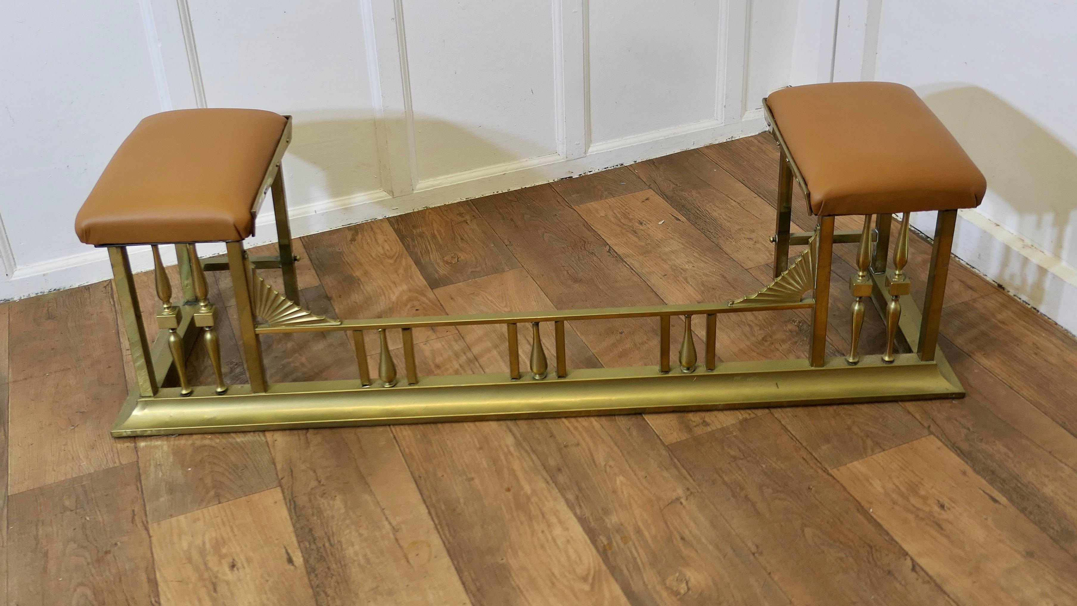 Art Deco Brass and Leather Club Fender  An elegant country House  piece In Good Condition In Godshill, Isle of Wight
